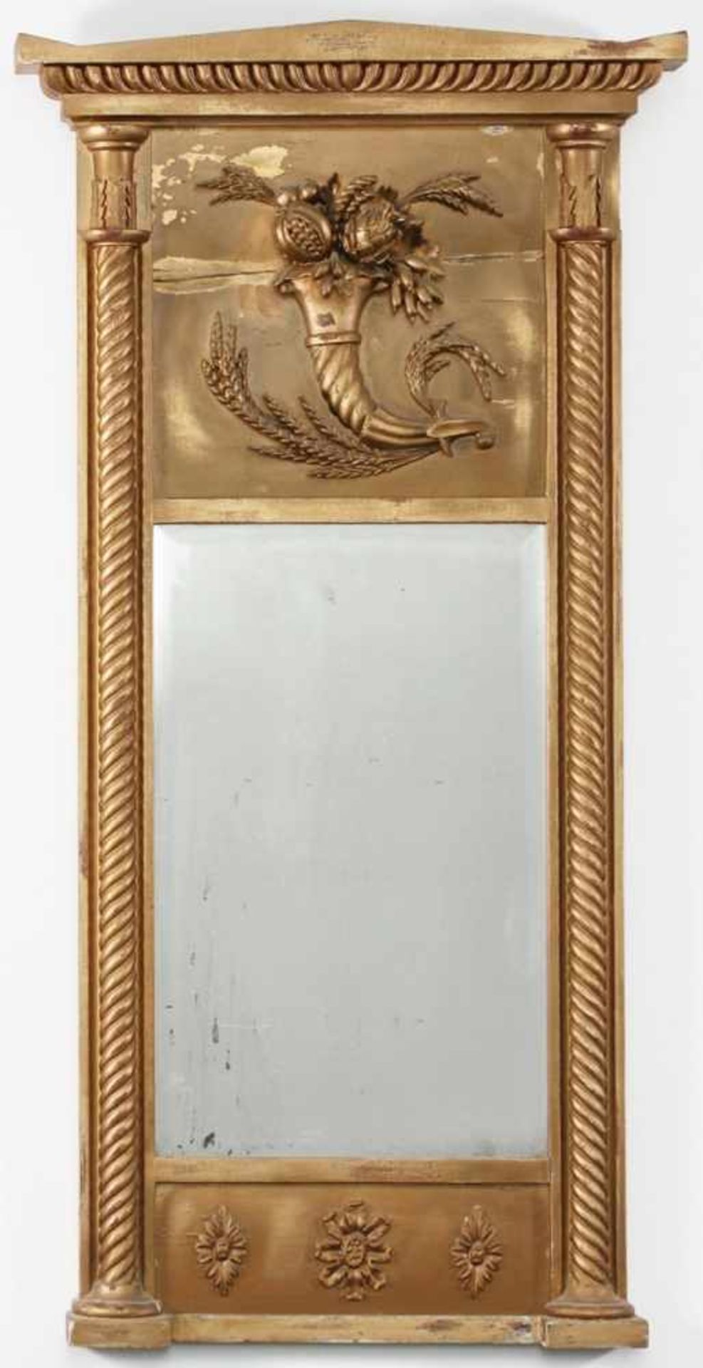 Biedermeier-PfeilerspiegelNadelholz, stuckiert u. vergoldet. Facettierter Spiegel mit von Giebel
