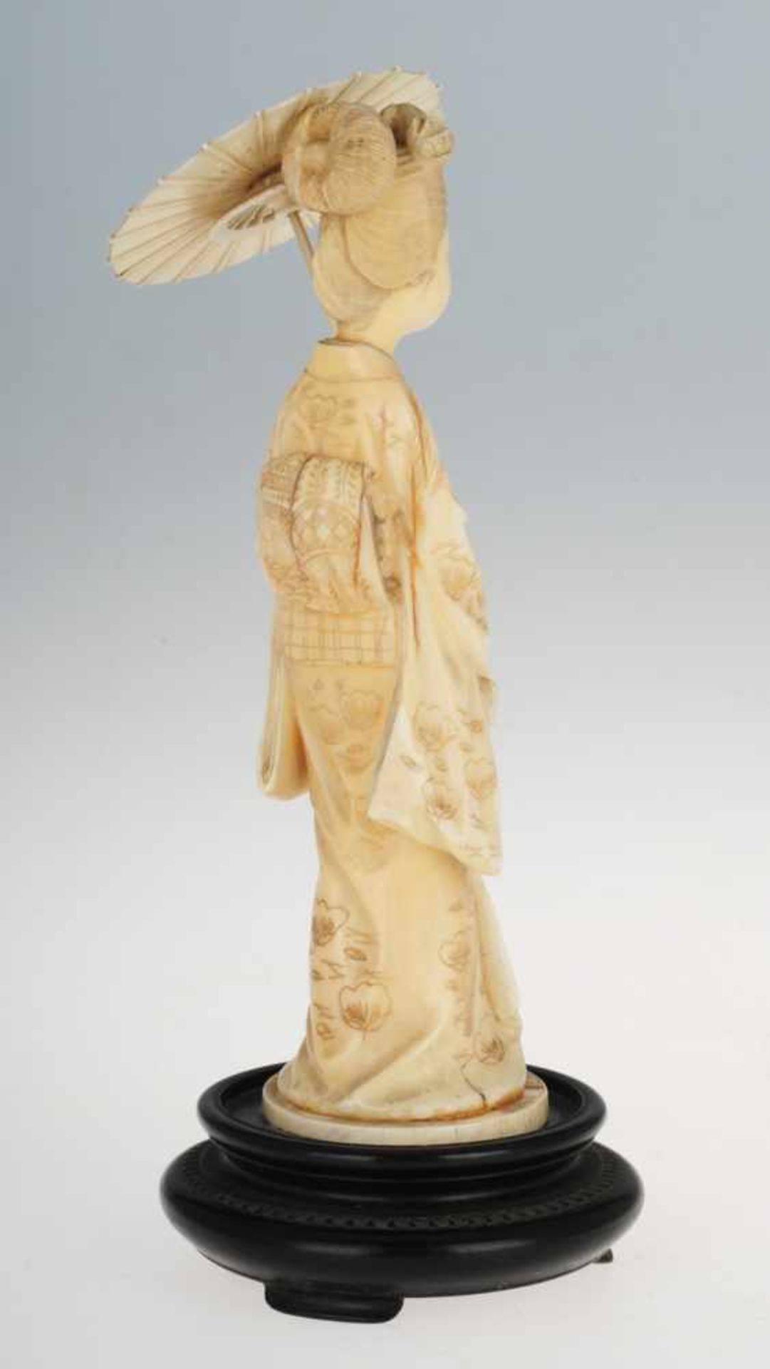 Okimono einer GeishaBein. Auf rundem geschwärzten Holzsockel Darstellung einer jungen Frau, einen - Image 2 of 3
