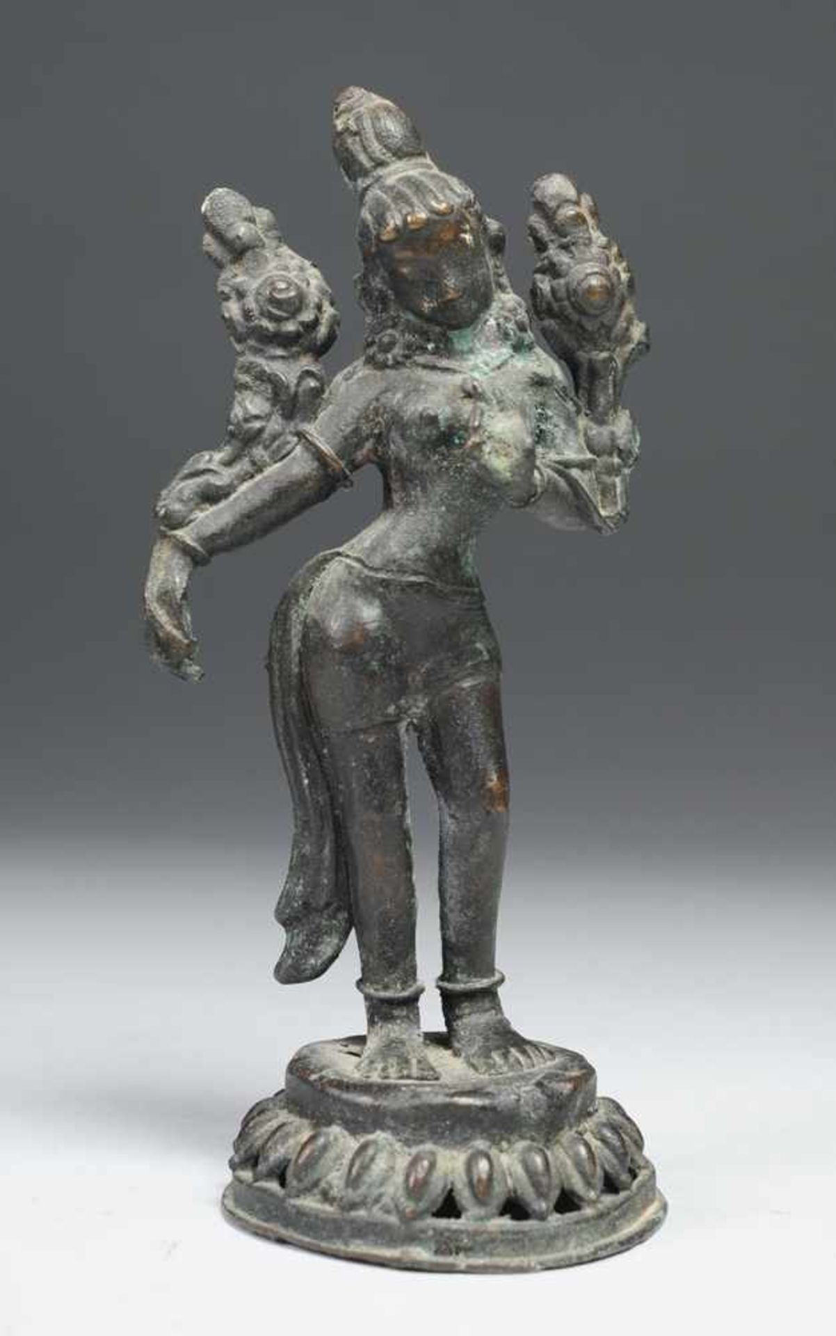 Paar Bronzen der TaraPatiniert. Auf rundem Lotossockel stehende Darstellung der weißen Tara, die - Bild 3 aus 3