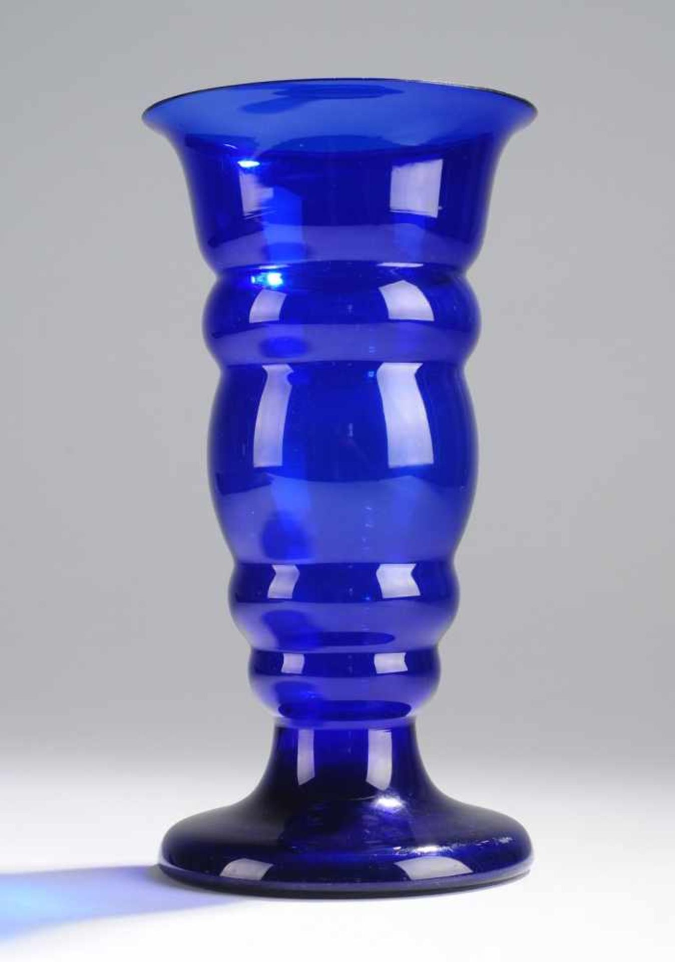 Art-Déco-VaseKobaltblaues Glas. Formgeblasen. Auf ausgestelltem Stand konisch sich weitender, 4-fach