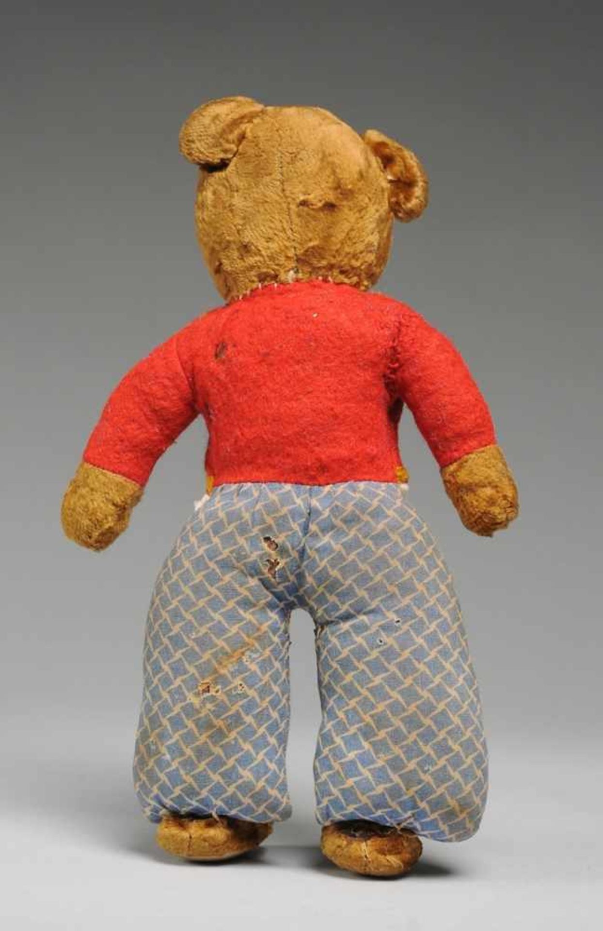 TeddybärKunstseidenplüsch, Nase u. Mund gestickt. Glasaugen. Fest vernähte Kleidung aus Hose, - Bild 2 aus 2