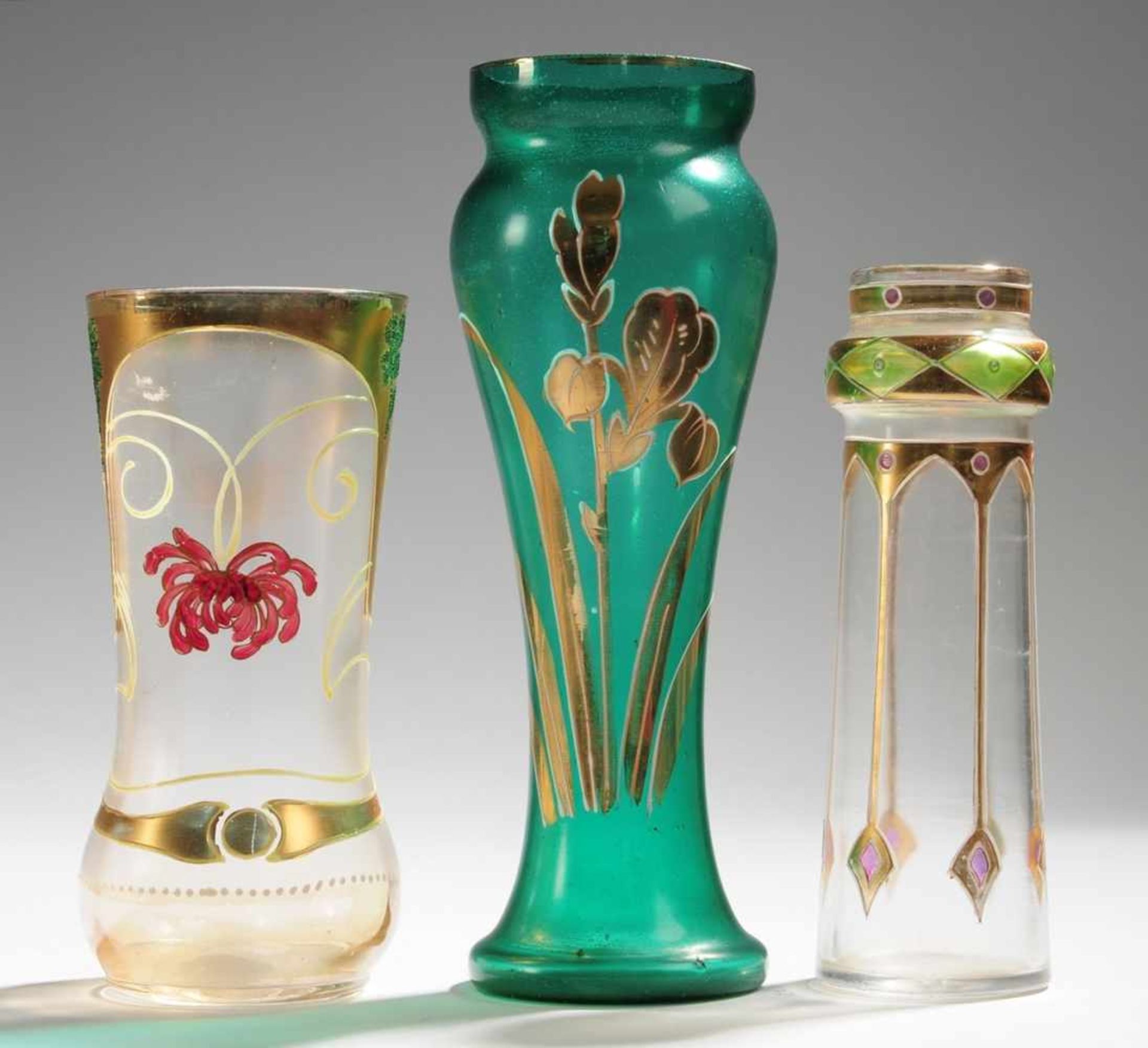 Drei Jugendstil-VasenFarbloses bzw. dunkelgrünes Glas. Formgeblasen. Versch. Formen. Auf