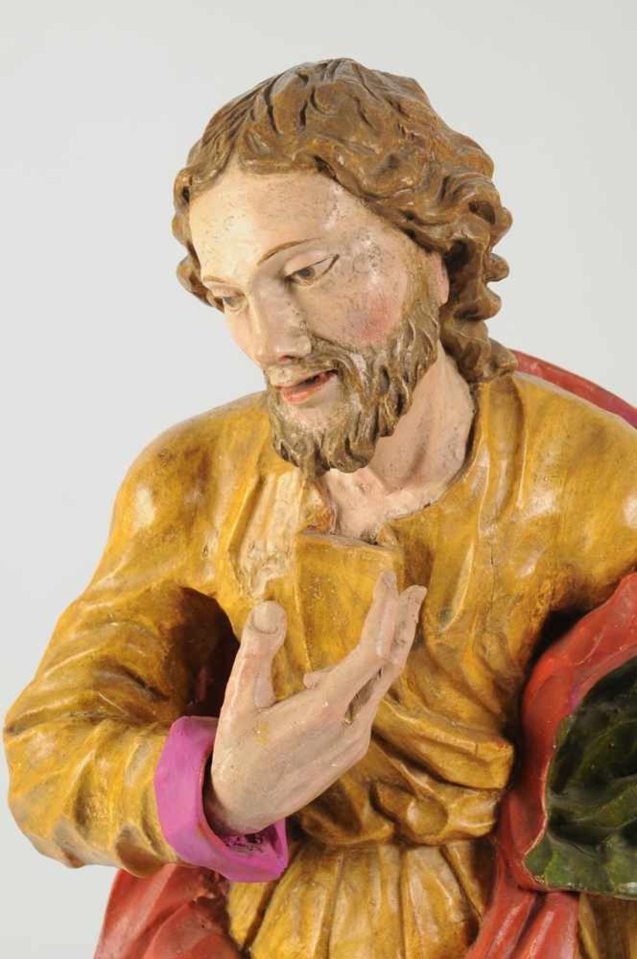 Figur eines HeiligenHolz, geschnitzt u. farbig gefasst. Auf quadratischer Plinthe Darstellung - Bild 2 aus 2