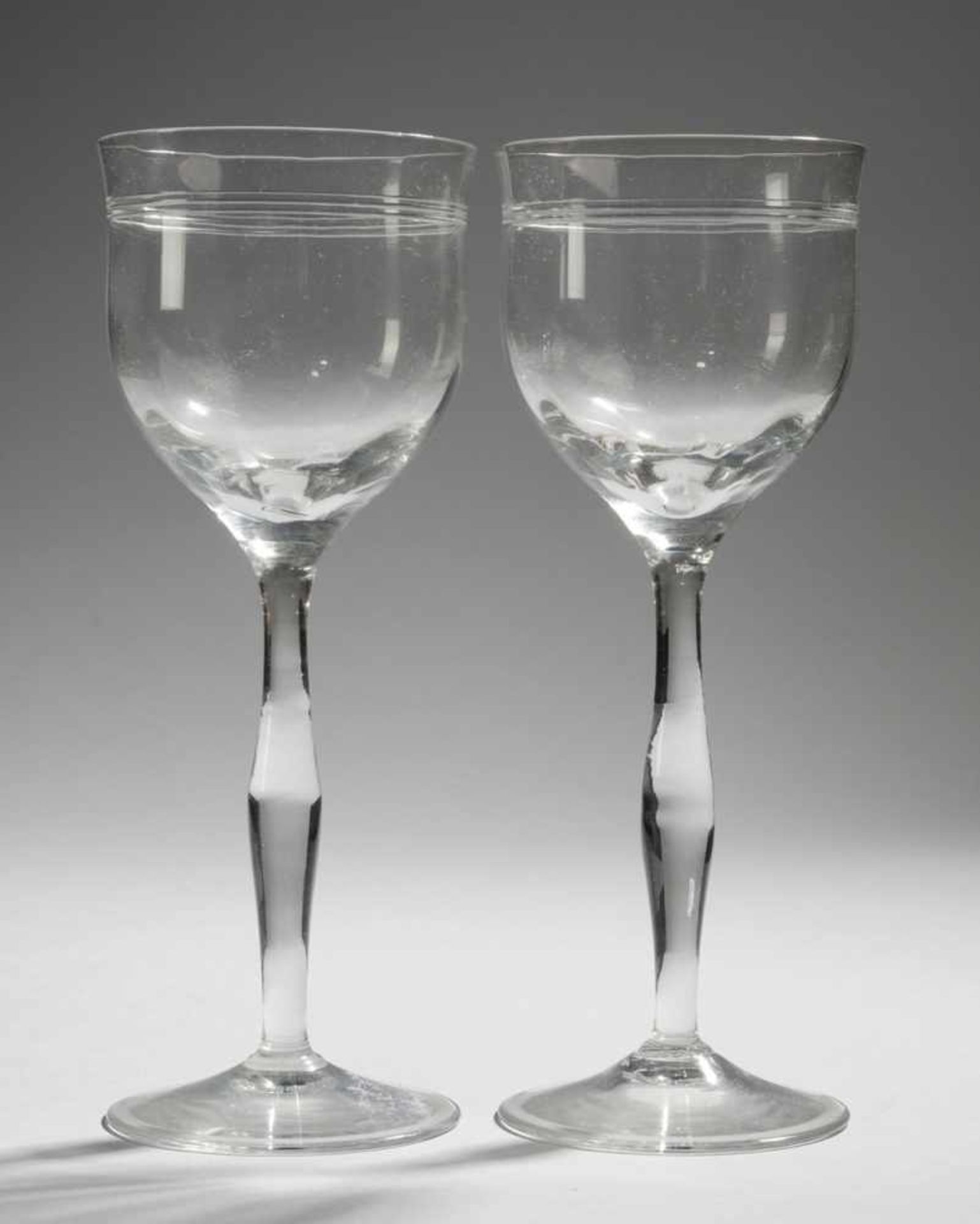 Paar Jugendstil-WeingläserFarbloses Glas. Optisch gerippt formgeblasen. Scheibenfuß u.