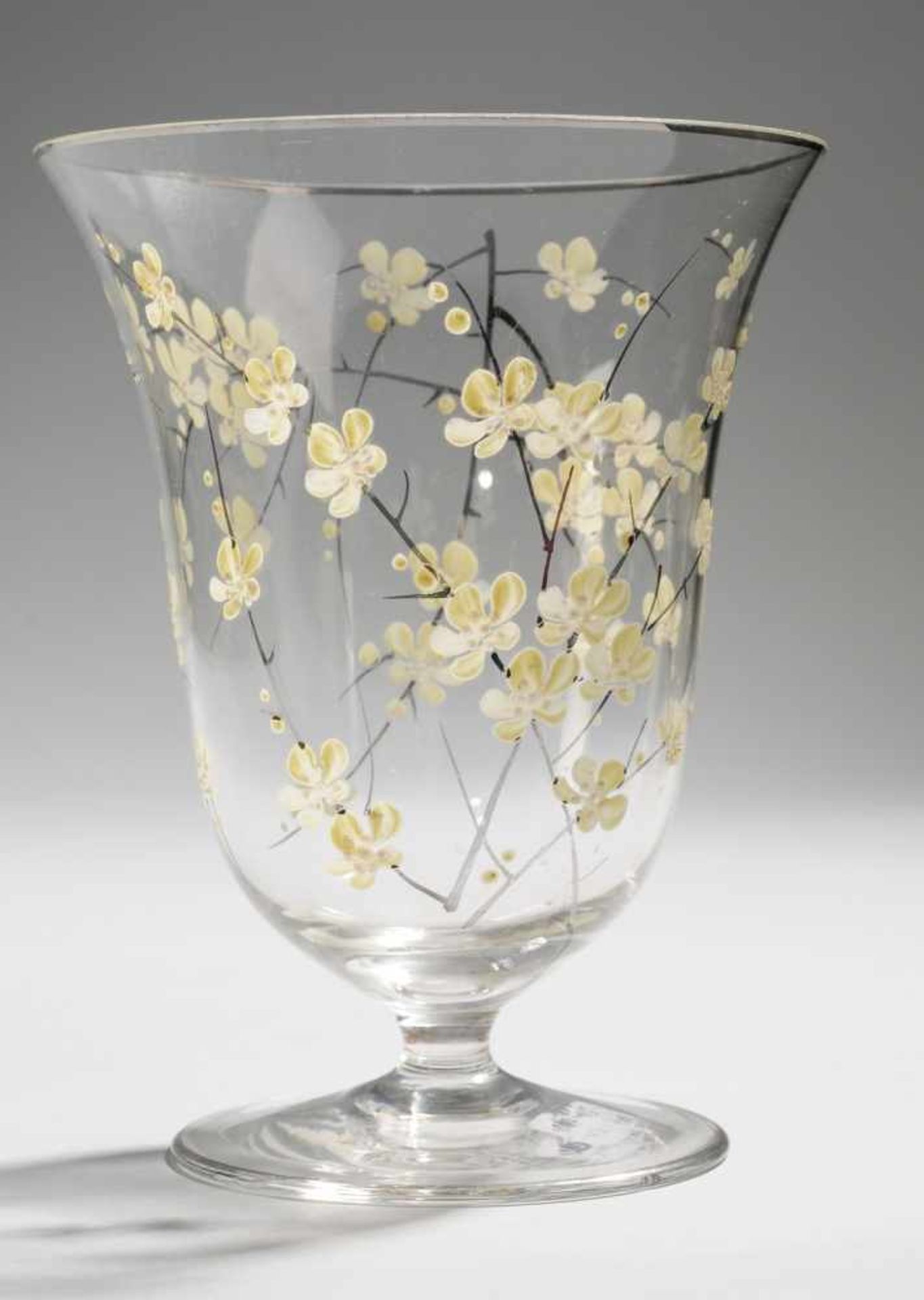 Fußvase mit PrunusdekorFarbloses Glas. Formgeblasen. Scheibenfuß u. kurzer Schaft. Gestreckter