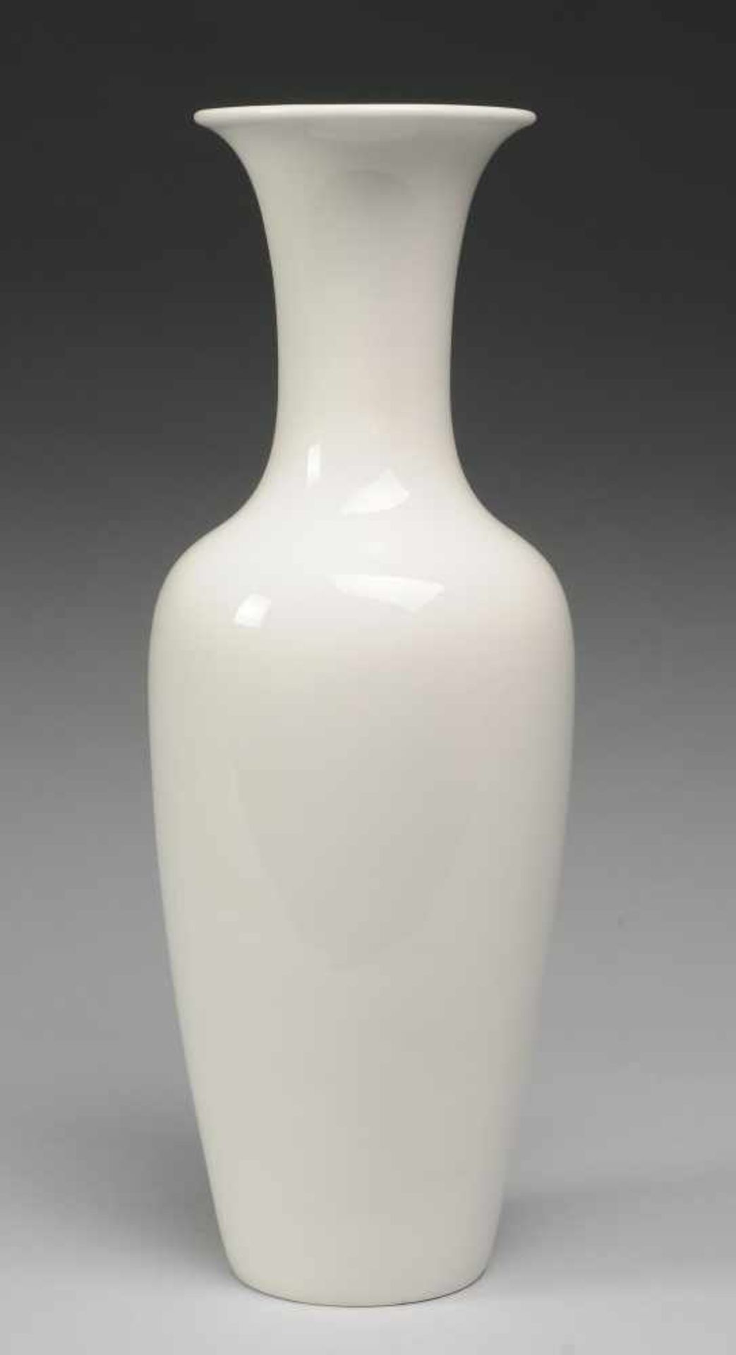 Vase "Asia"Weiß, glasiert. Gestreckt ovoider Korpus mit konischem Hals u. ausgestellter Mündung.
