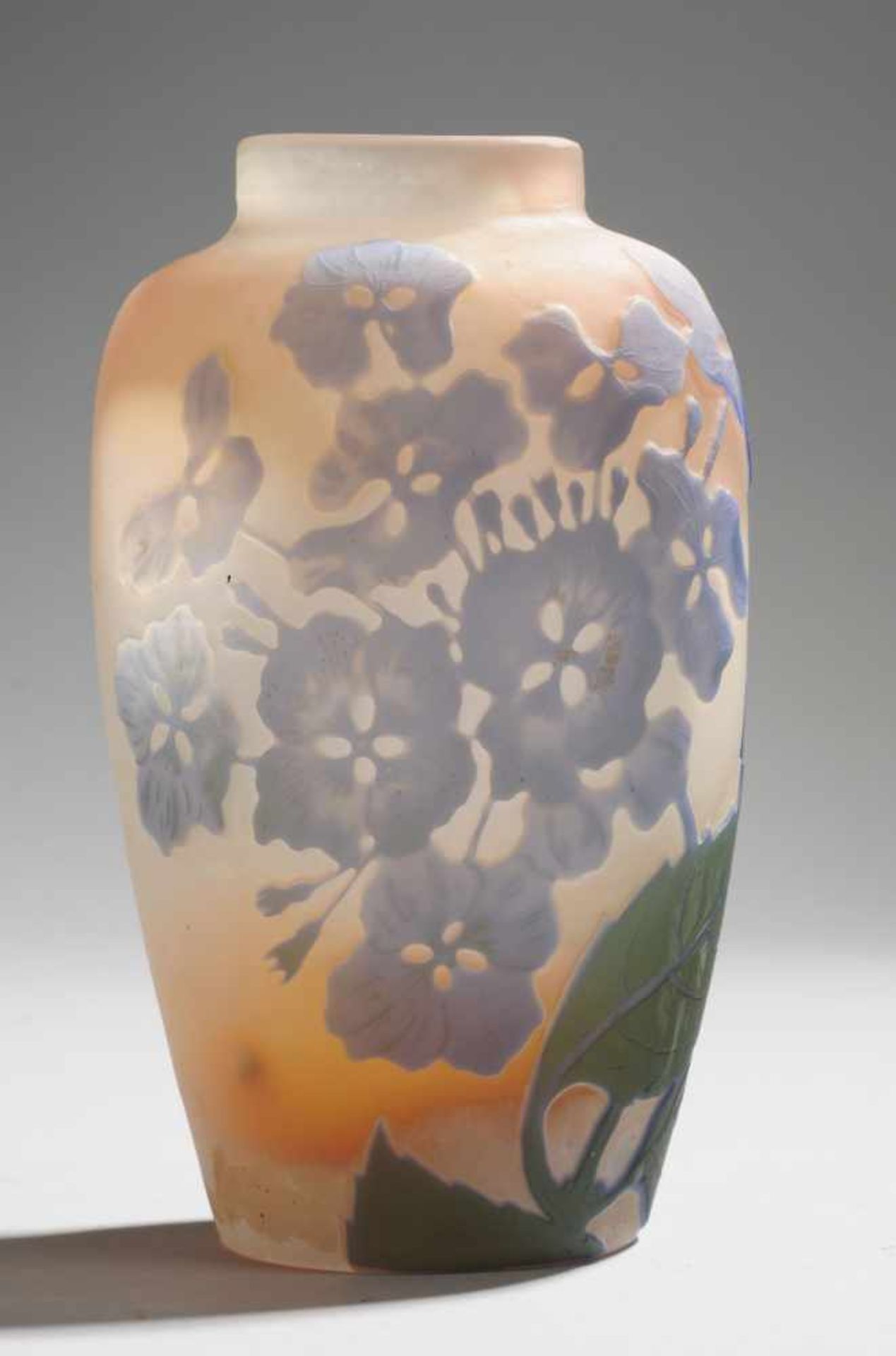 Jugendstil-Vase mit HortensieFarbloses Glas, innen rosafarben unter-, außen weiß, violett u.