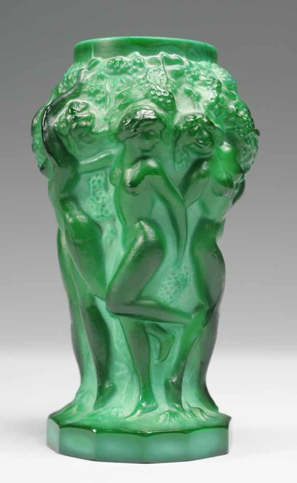 Art-Déco-Vase "Ingrid"Opakes jadegrünes Pressglas, sogen. Malachitglas, part. geschliffen. Auf 12-