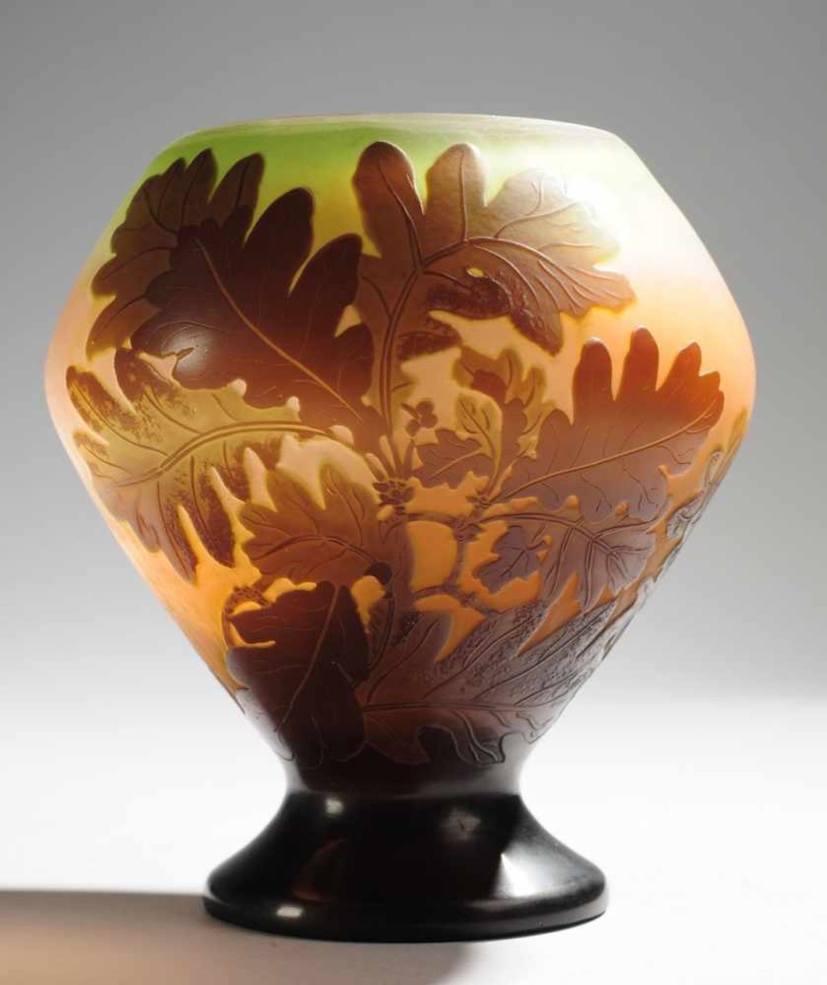 Jugendstil-Vase mit EichenlaubFarbloses Glas, rot, grün u. violett überfangen. Formgeblasen,