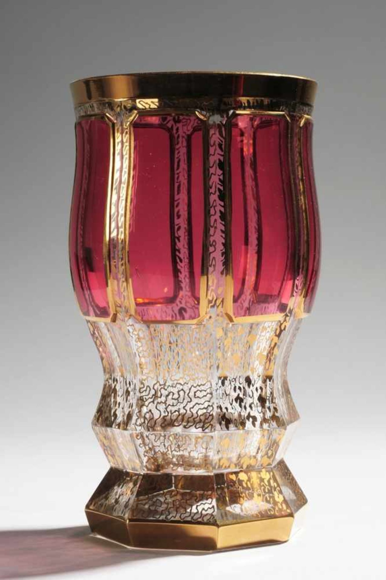 Fußbecher "Venezia"Farbloses, dickwandiges Glas, part. rot überfangen. Massiver, achtfach