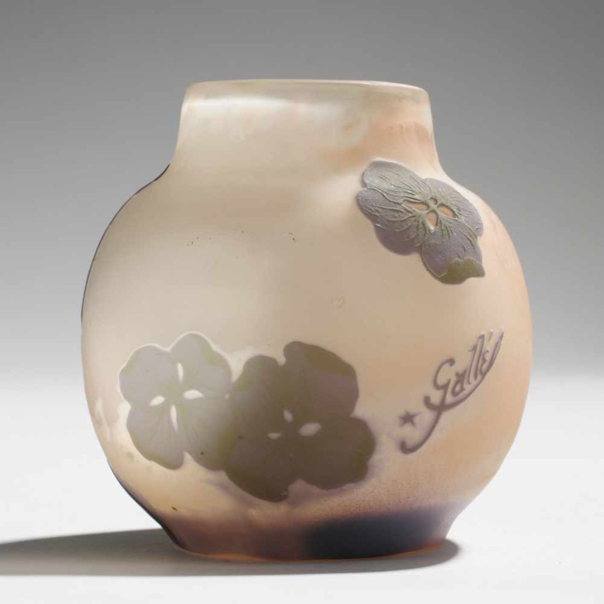 Jugendstil-Vase mit HortensieFarbloses Glas, innen rosafarben unter-, außen weiß, violett u. - Image 2 of 2