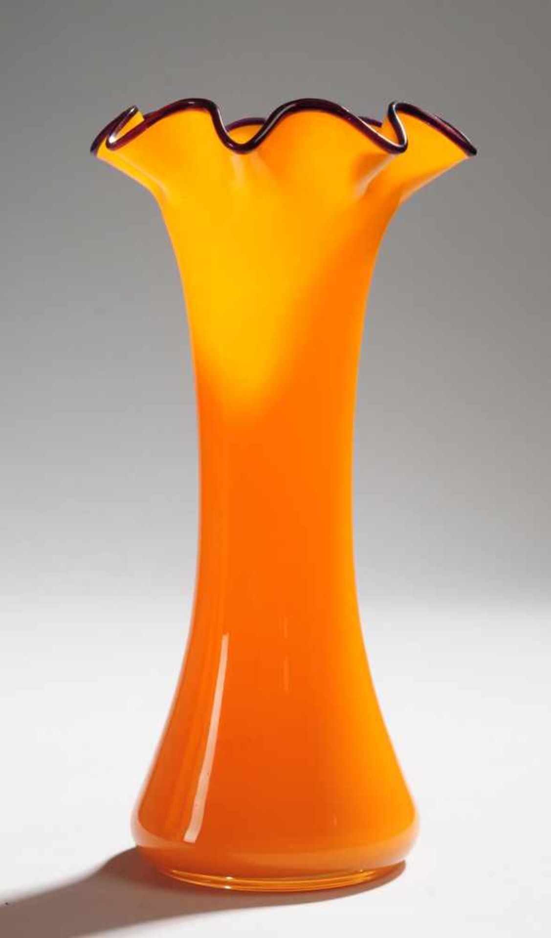 Tango-VaseOrangefarbenes Opalglas, farblos überfangen. Formgeblasen, ausgekugelter Abriss. Konkav
