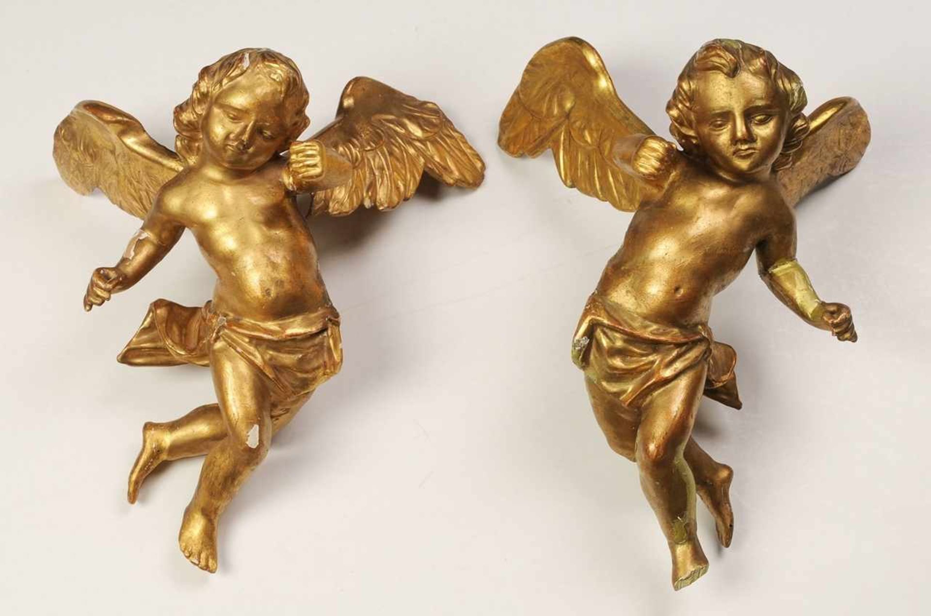 Paar PuttenfigurenHolz, geschnitzt, stuckiert u. golden gefasst. Als gegenständiges Paar