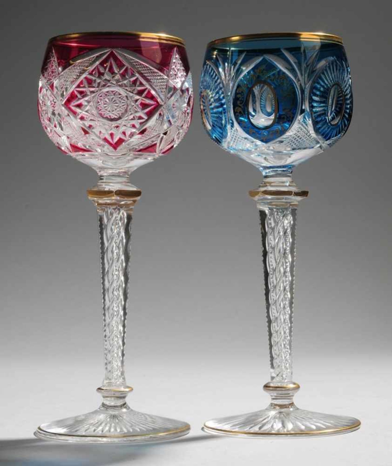 Paar RömerFarbloses Kristallglas, part. rot bzw. blau überfangen. Formgeblasen u. geschliffen.