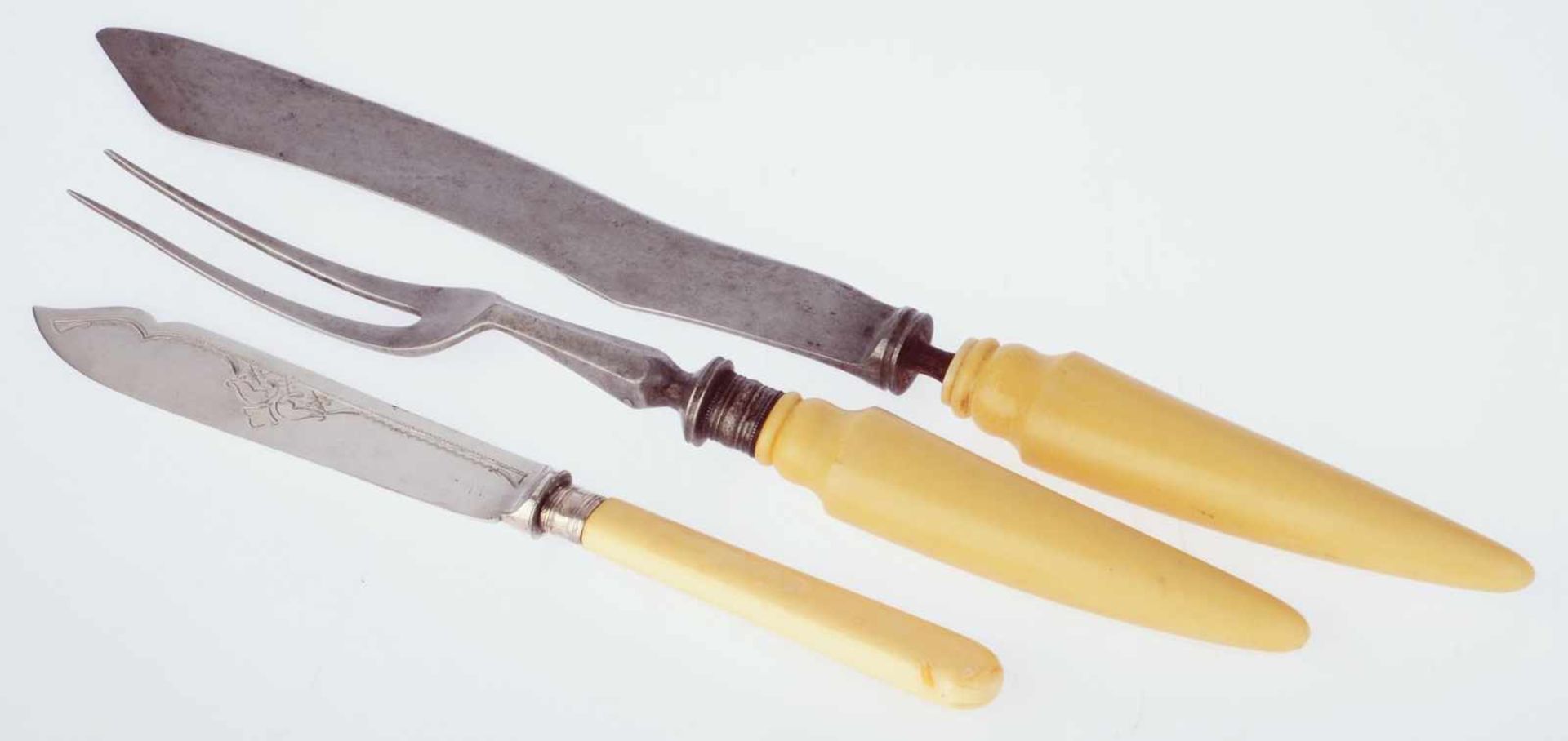 Tranchierbesteck und KäsemesserTranchiermesser u. -gabel mit Stahlklinge bzw. -kelle u. hornförmigen