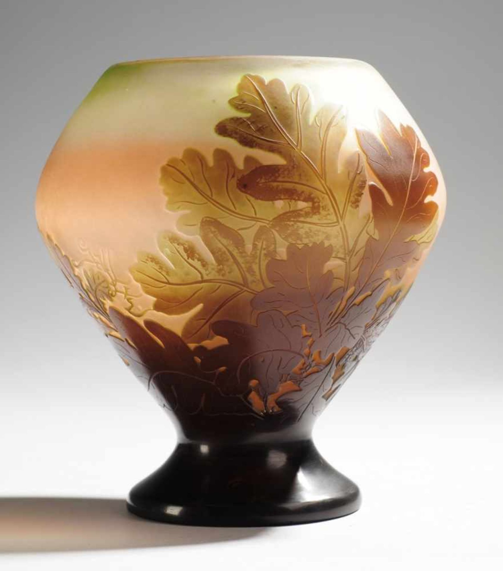 Jugendstil-Vase mit EichenlaubFarbloses Glas, rot, grün u. violett überfangen. Formgeblasen, - Bild 2 aus 2