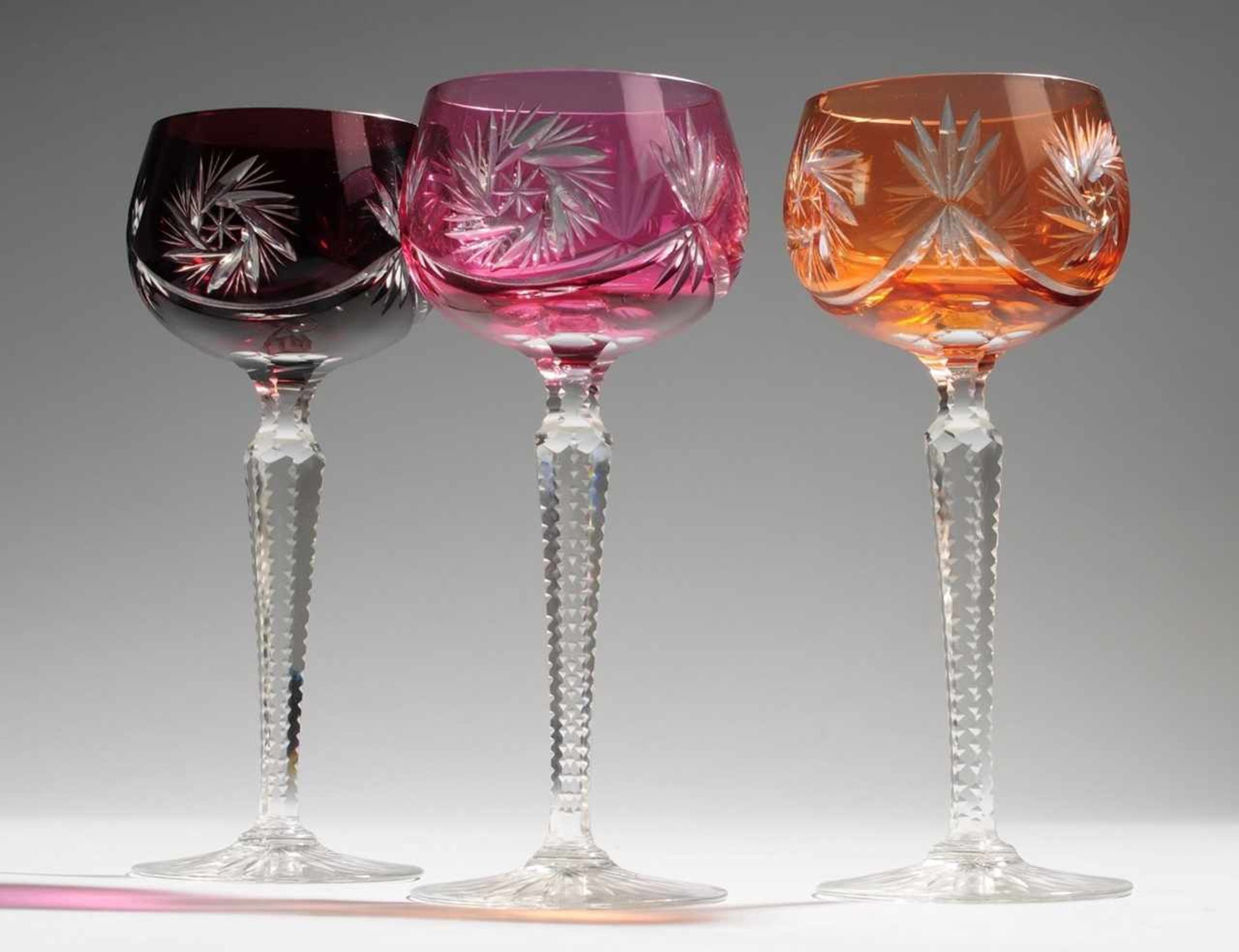 Drei RömerFarbloses Kristallglas, part. rot, violett u. orangefarben überfangen. Formgeblasen u.