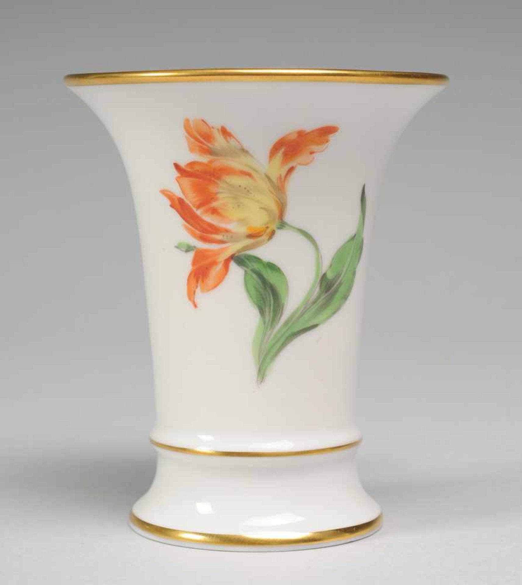 Trompetenväschen mit BlumenmalereiWeiß, glasiert. In polychromer Bemalung Tulpenstängel u.