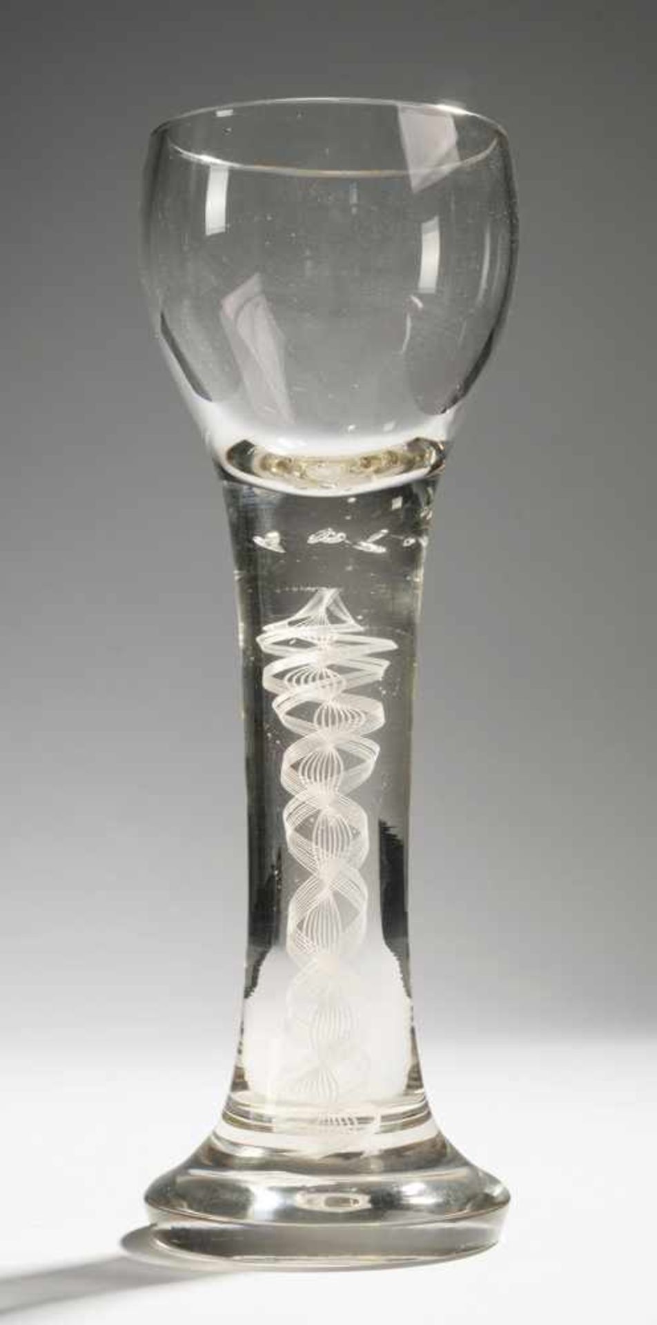 Fadenglas-RömerFarbloses Kristallglas. Formgeblasen. Ansteigender Fuß, in kräftigen Schaft