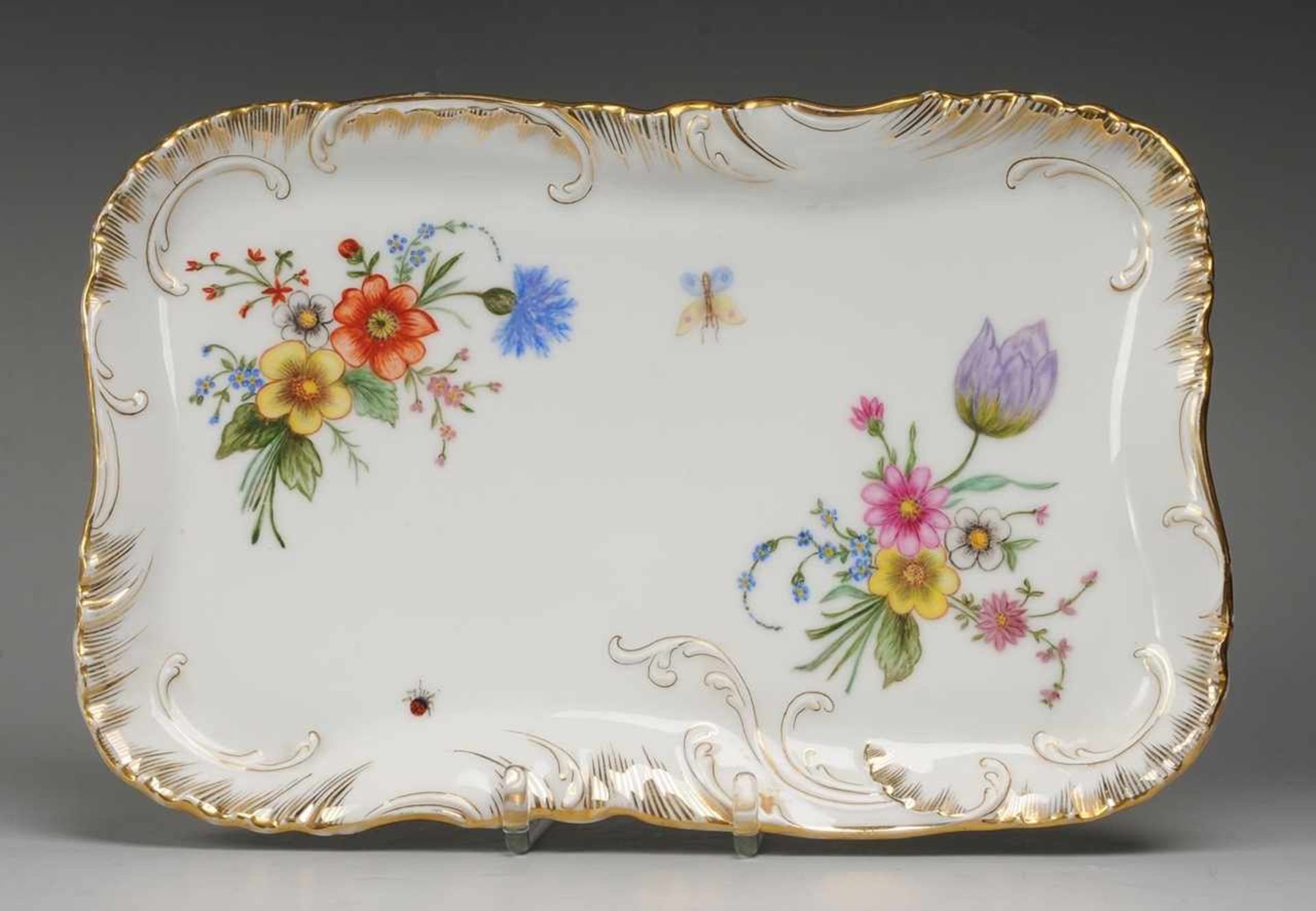 Platte "Louis XIV." mit Blumen- u. InsektenmalereiWeiß, glasiert. Rocaillenreliefzierrat. Polychrome