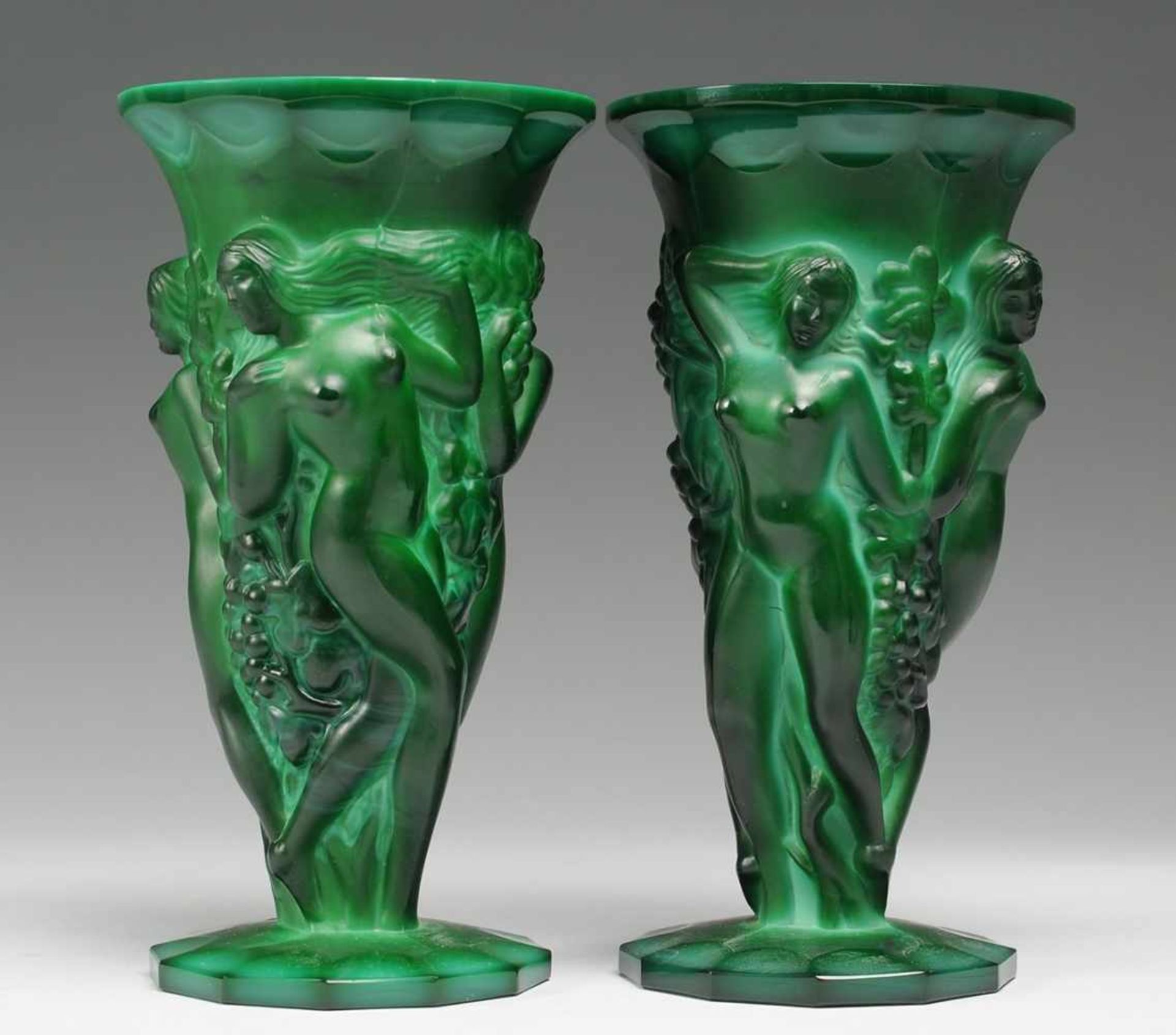 Paar Vasen "Ingrid"Opakes jadegrünes Pressglas, sogen. Malachitglas, part. geschliffen. Auf