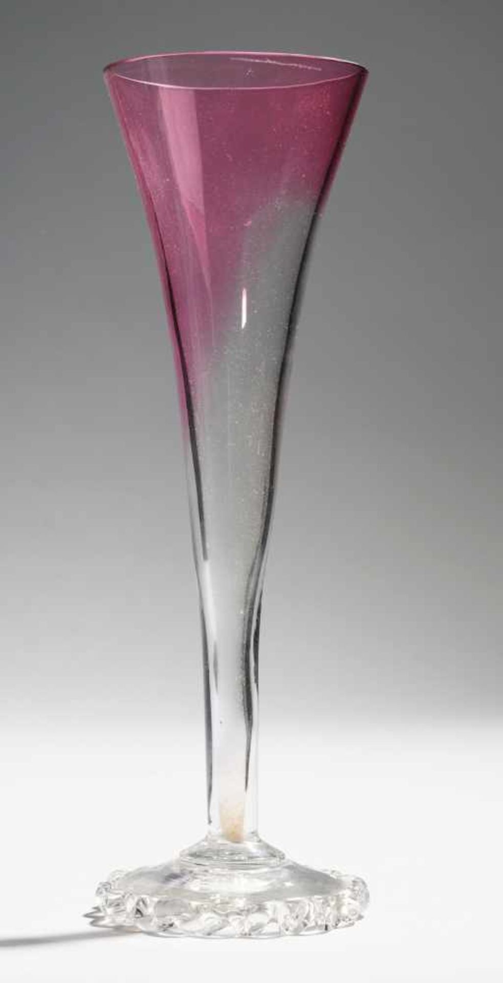 Historismus-SektglasFarbloses Glas, von der Mündung her verlaufend rotviolett überfangen.