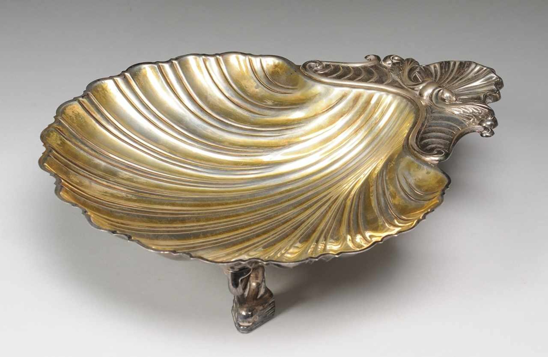 Große Anbietschale800er Silber. Schale in Form einer Muschel. Delfinfüße. Innenvergoldung.