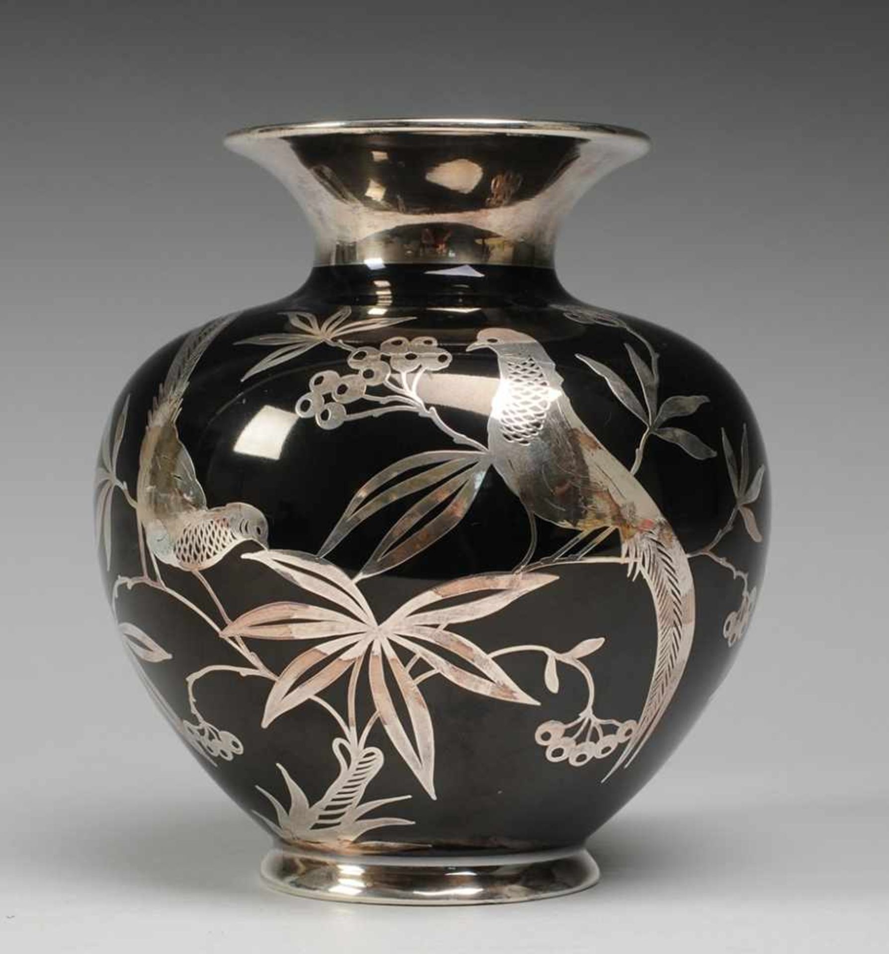 Vase mit Silber-OverlayWeiß, glasiert. Kugeliger Korpus mit ausgestellter Mündung. Über schwarzem