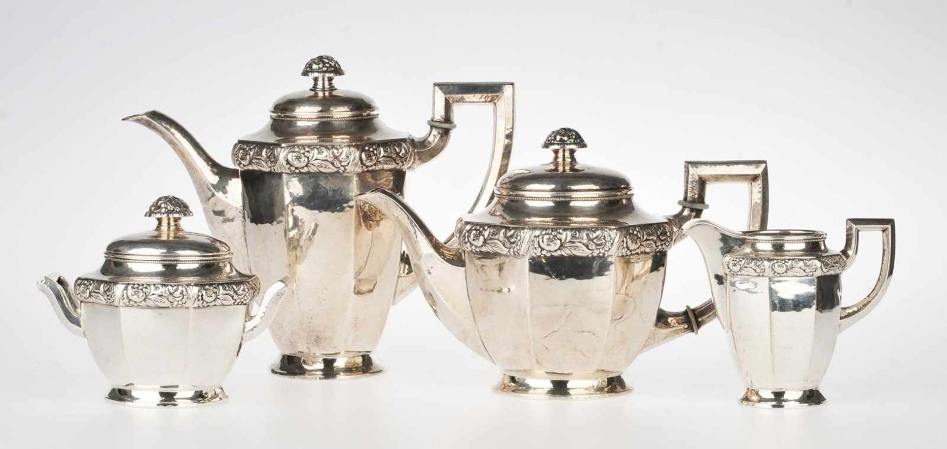 Jugendstil-Kernstück4-tlg. 800er Silber. Kaffee- u. Teekanne, Zuckerdose u. Sahnegießer. Auf rundem,