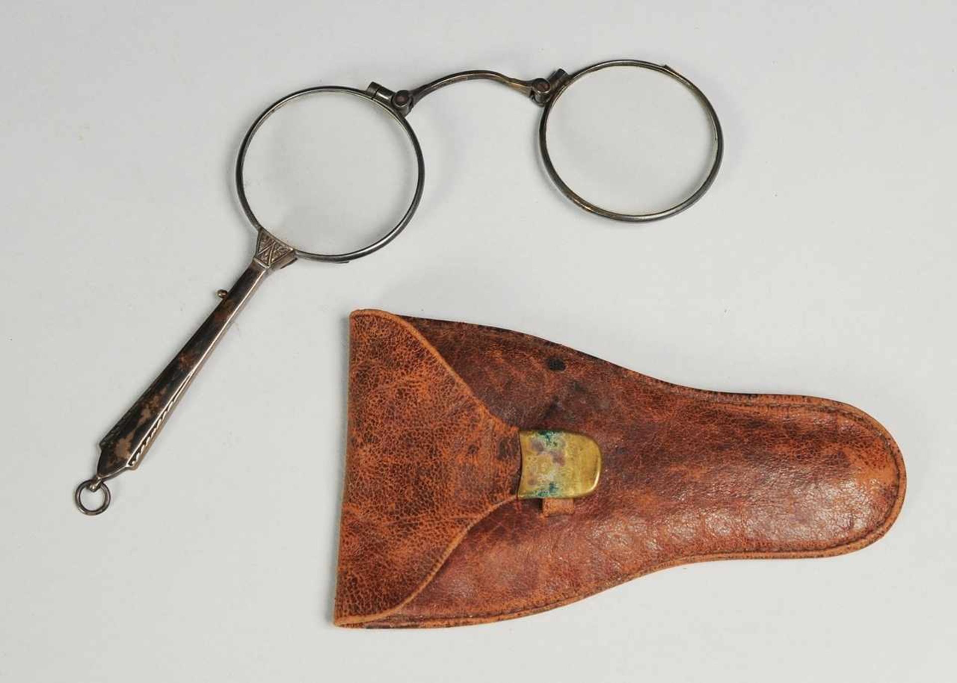LorgnetteSilber. Klappbrille mit 2 Gläsern. Gest. "900" u. "DRGM". Leder-Etui. Um 1900. H. 10,5 cm.