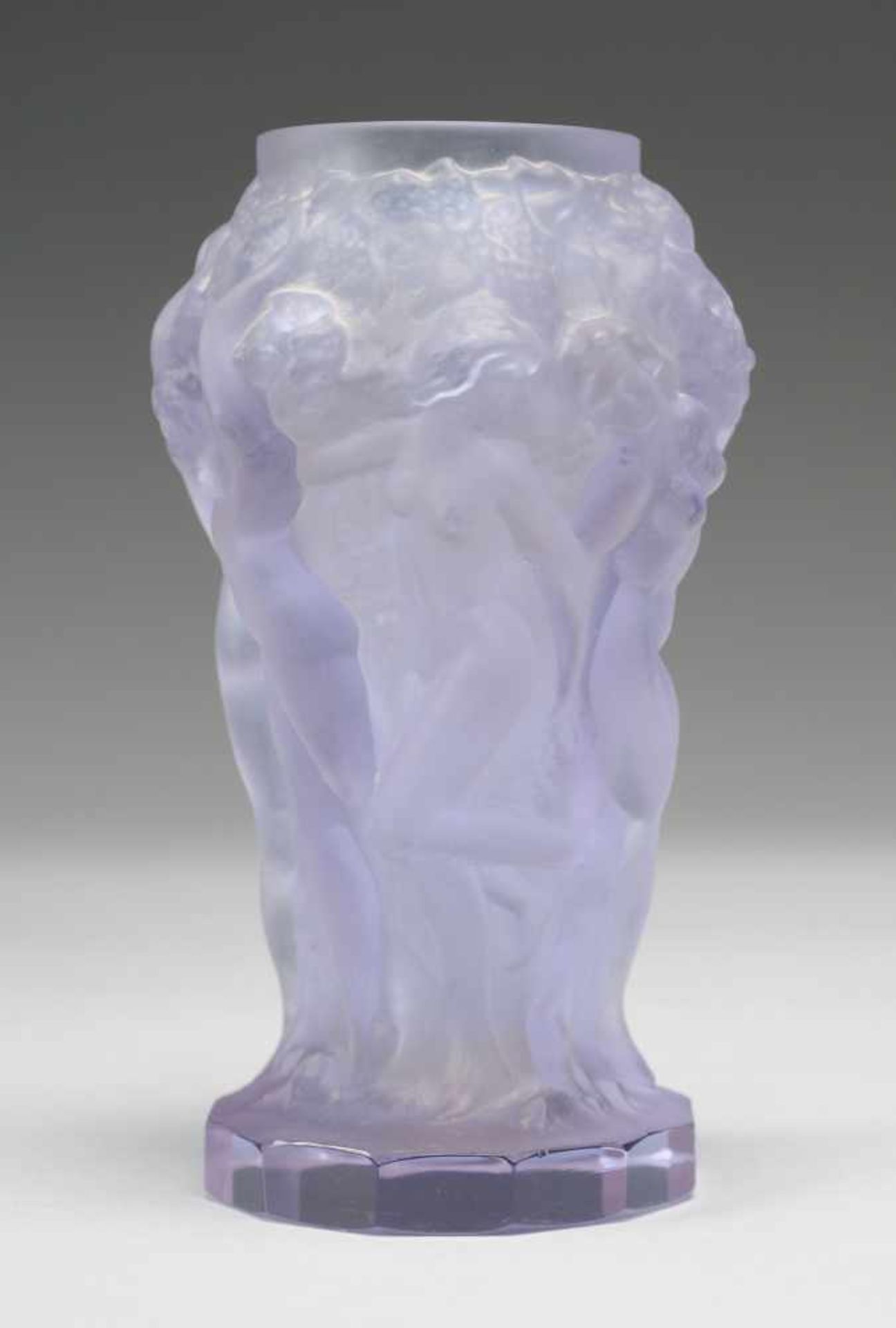 Art-Déco-Vase "Ingrid"Amethystfarbenes Pressglas, part. geschliffen. Auf 12-eckigem Stand gesteckt