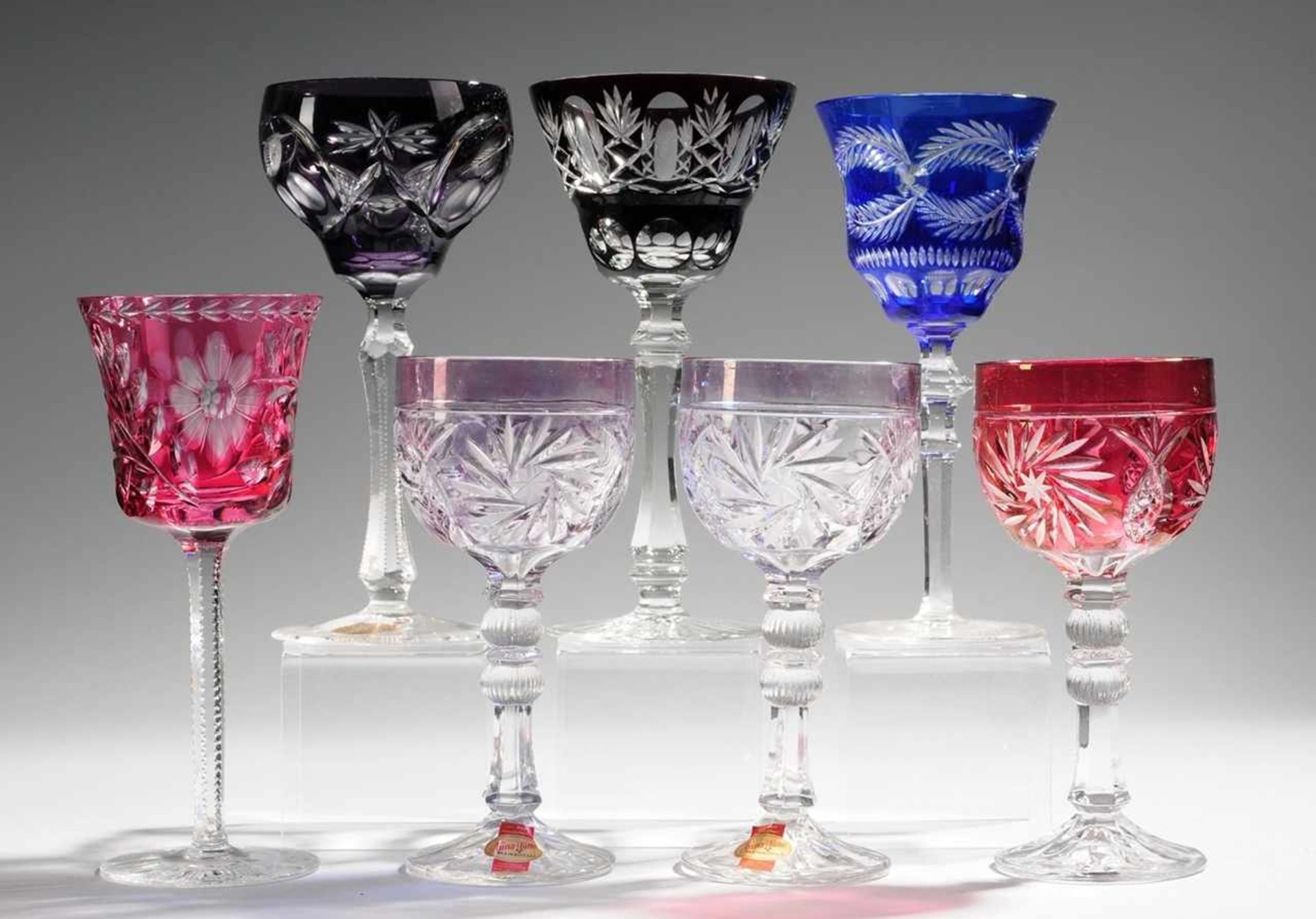 Sieben RömerFarbloses Bleikristallglas, part. violett, rot u. blau überfangen bzw. gebeizt.