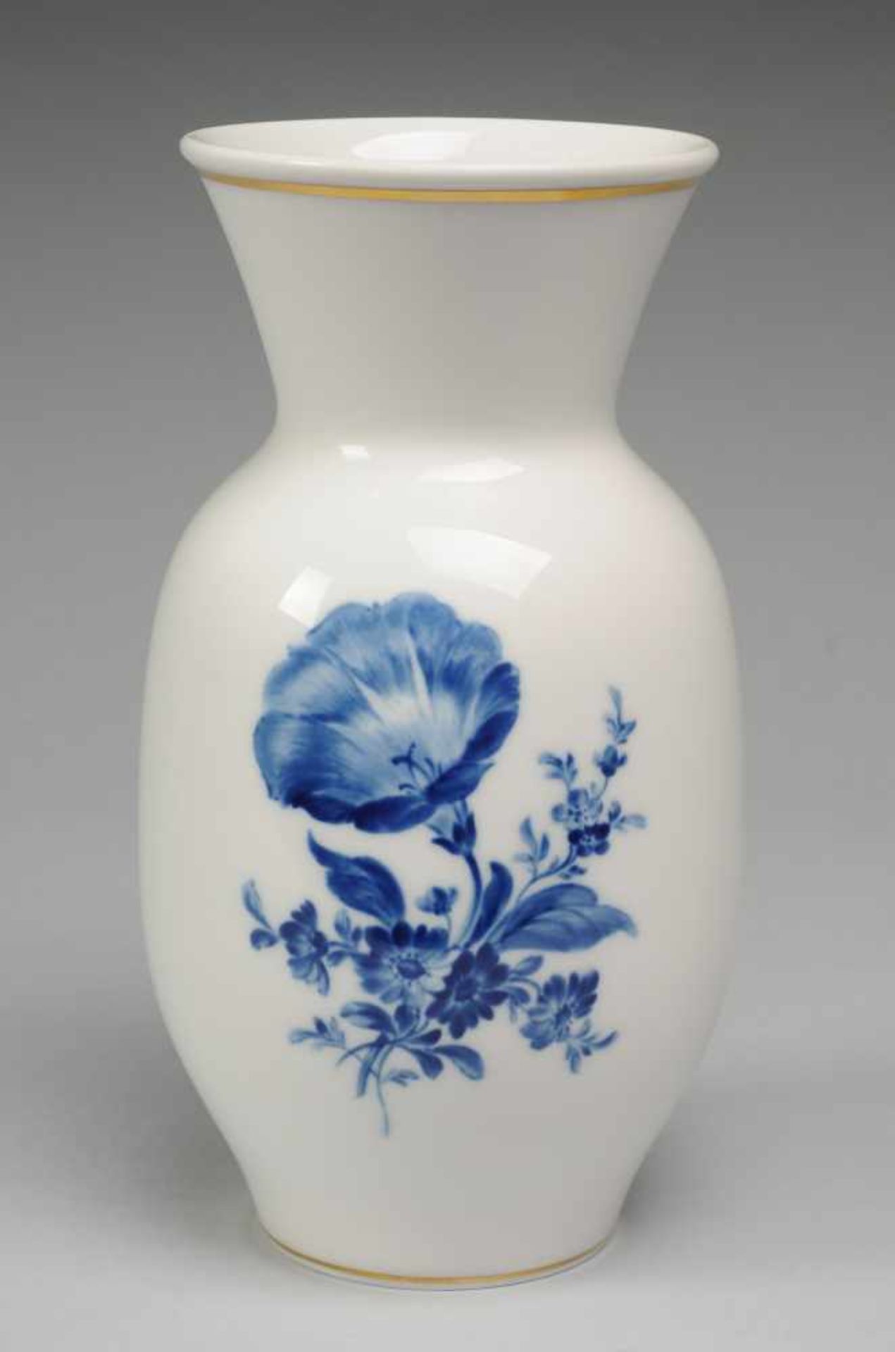 Vase "Blaue Blume"Weiß, glasiert. Ovoider Korpus mit konisch ausgestellter Mündung. Uglbl. Bemalung.