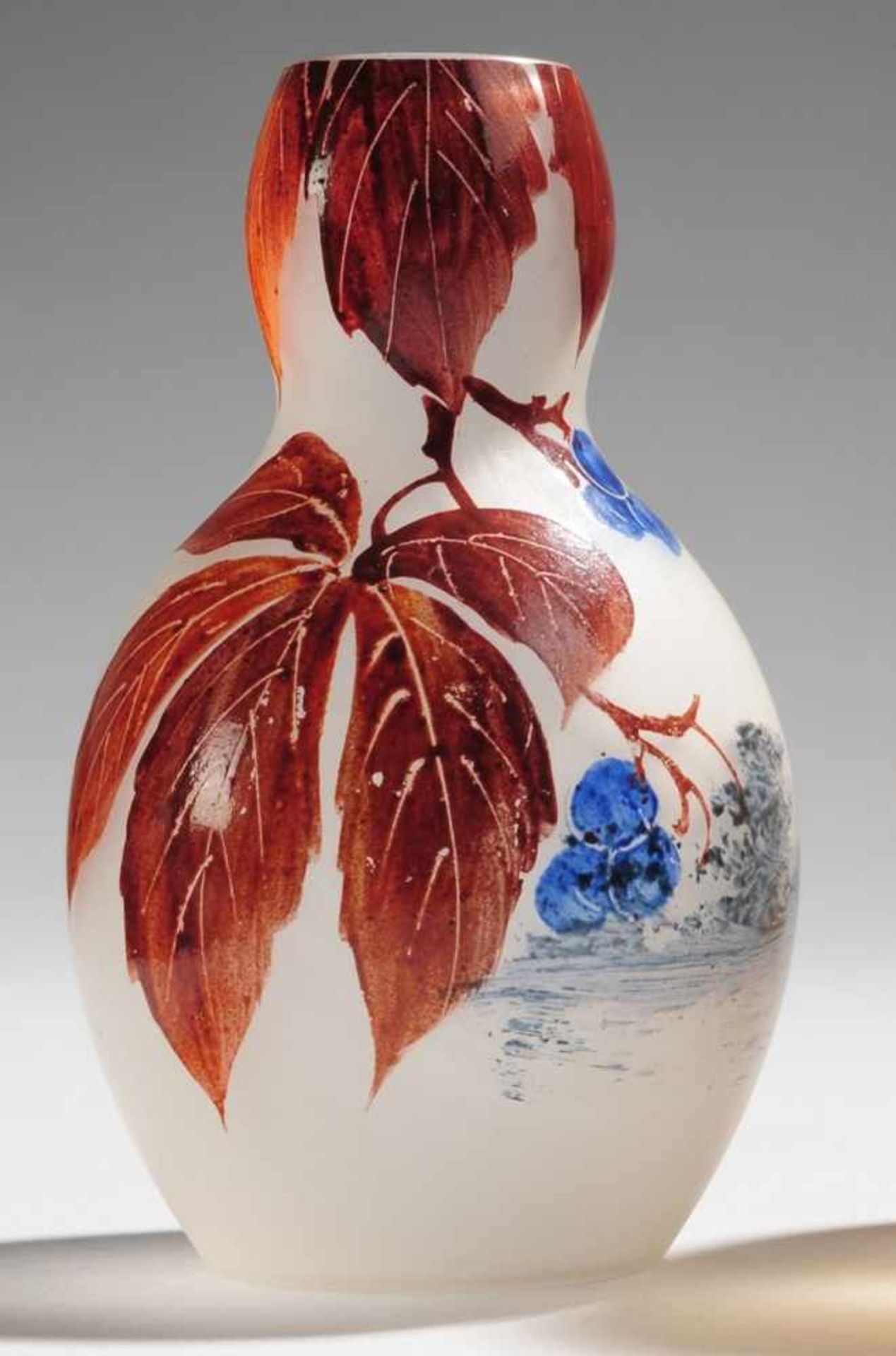 Kleine Jugendstil-Vase mit Wildem WeinFarbloses, säuremattiertes Glas. Formgeblasen. Bauchiger