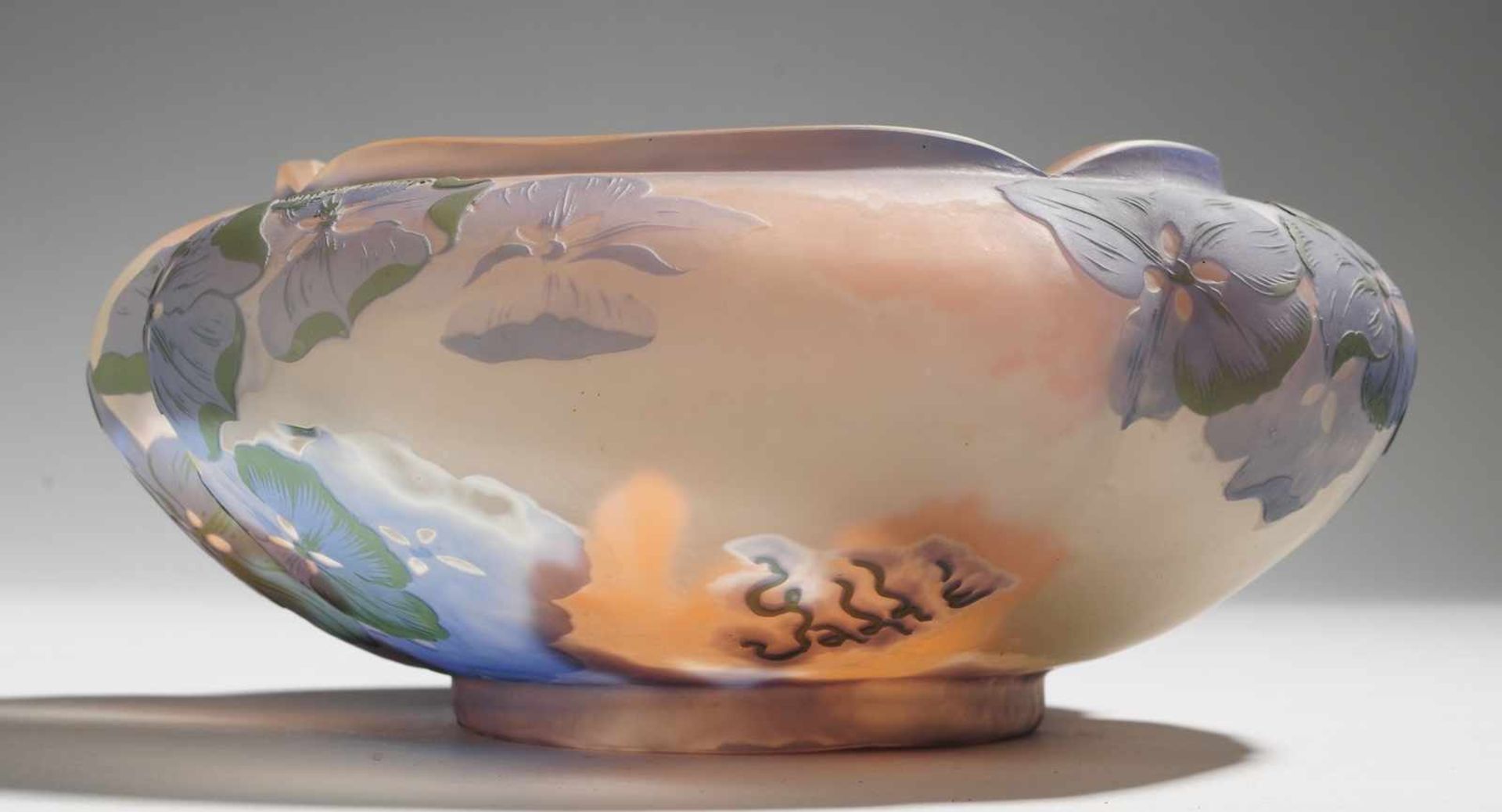 Jugendstil-Vase mit HortensieFarbloses Glas, innen rosafarben unter-, außen weiß, violett u. - Bild 2 aus 2