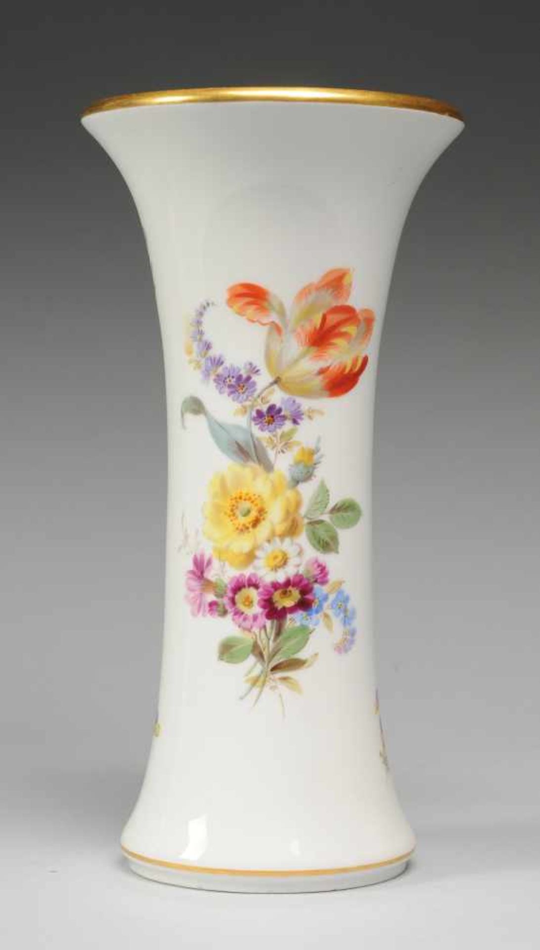 Stangenvase mit BlumenmalereiWeiß, glasiert. Gestreckter, doppelkonischer Korpus. Polychrome