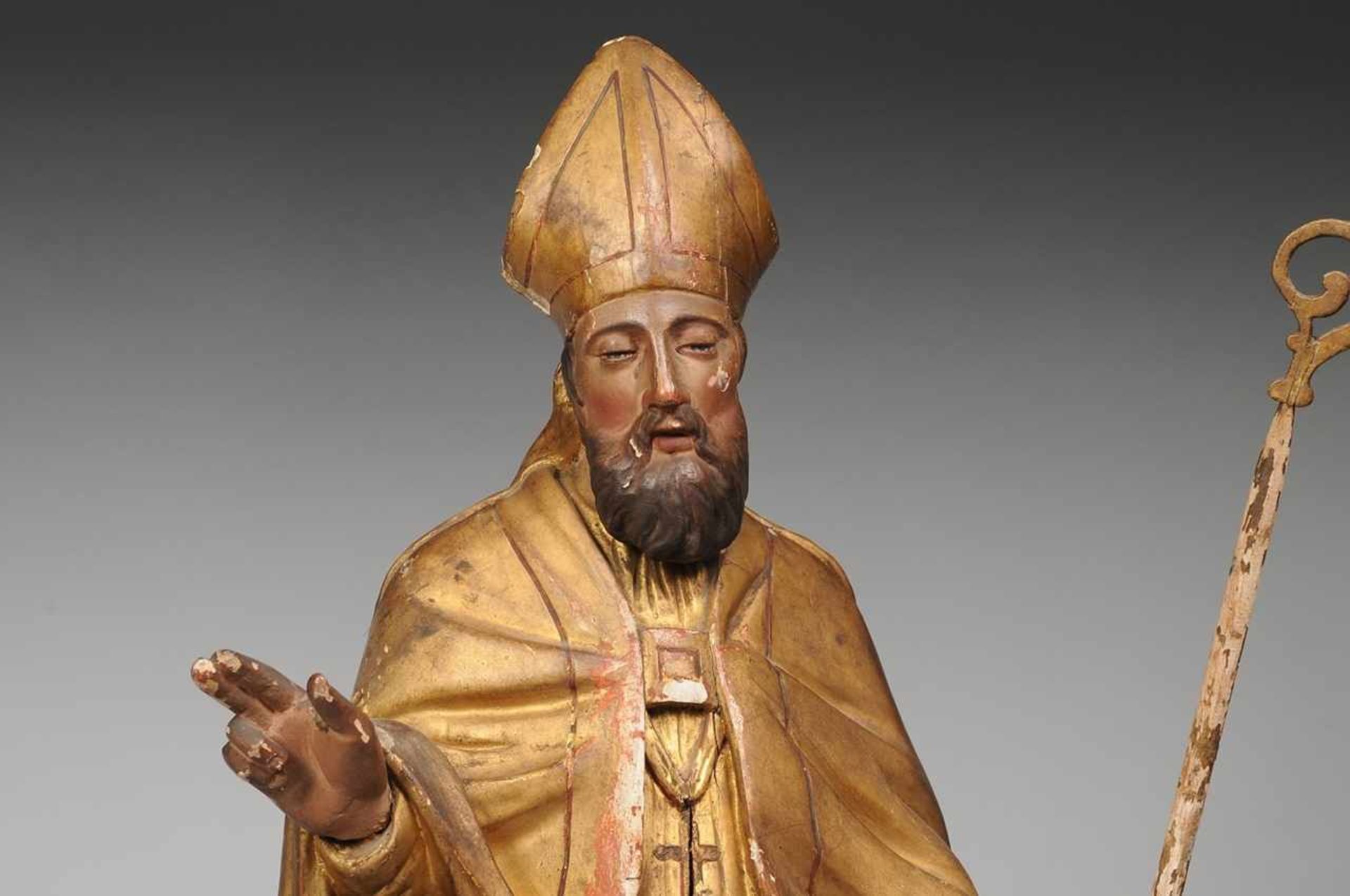 Figur eines Heiligen BischofsHolz, geschnitzt, farbig u. golden gefasst. Auf polygonalem Sockel - Image 2 of 2