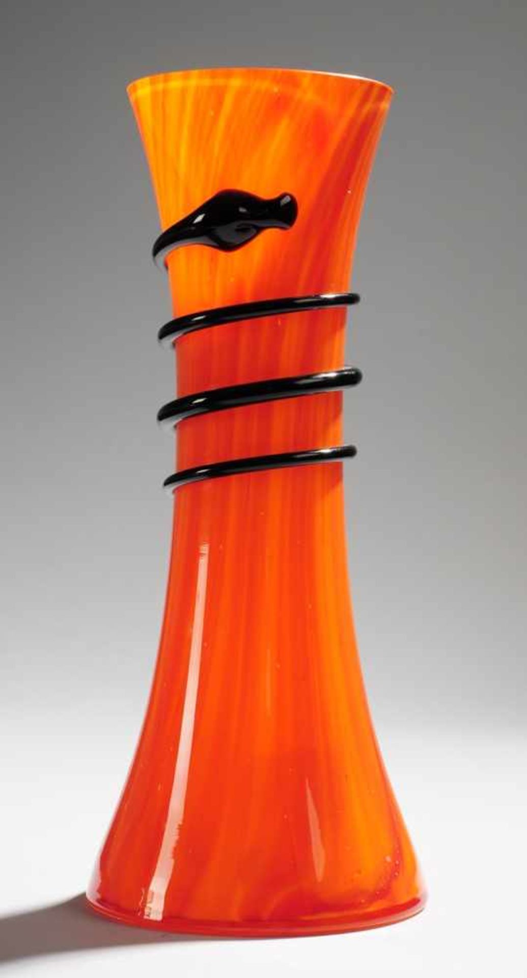 Tango-VaseRotes u. gelborangefarbenes, streifig verzogenes Opalglas, farblos überfangen.