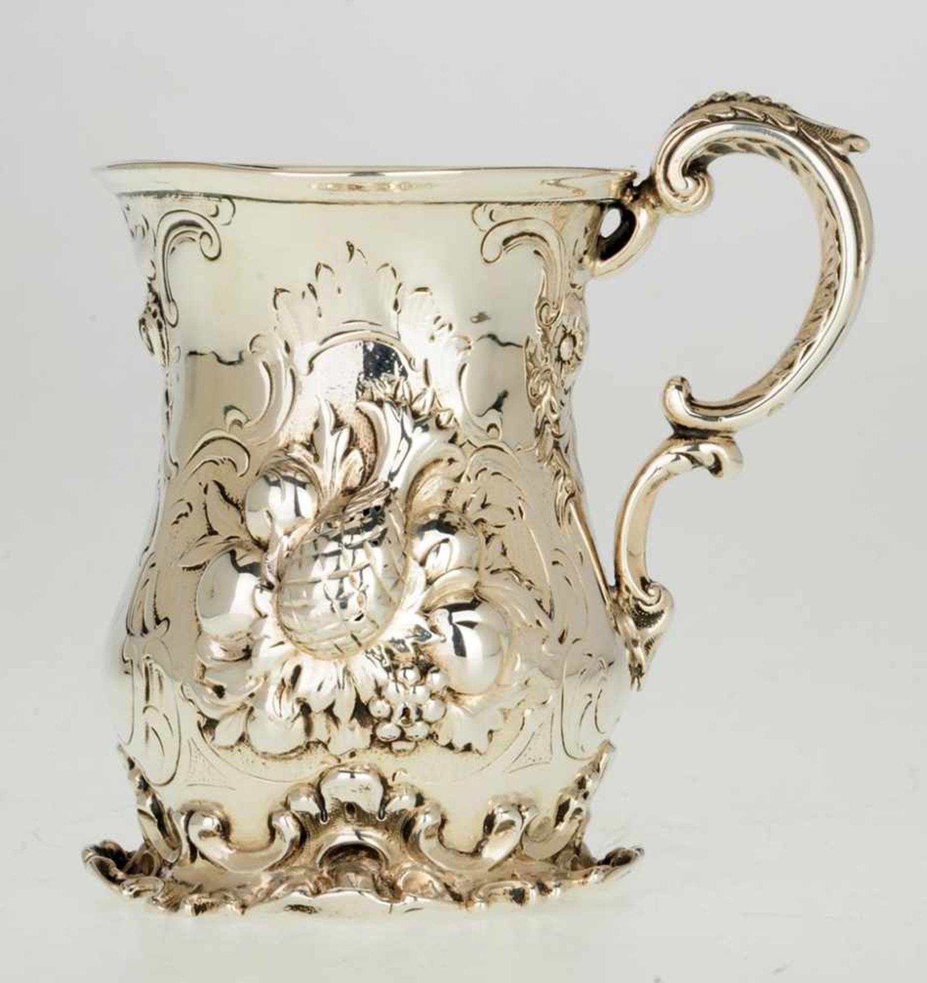 Teetasse mit Blumen- und FruchtdekorSterling-Silber. Standring u. Henkel in Rocailleform. Reicher