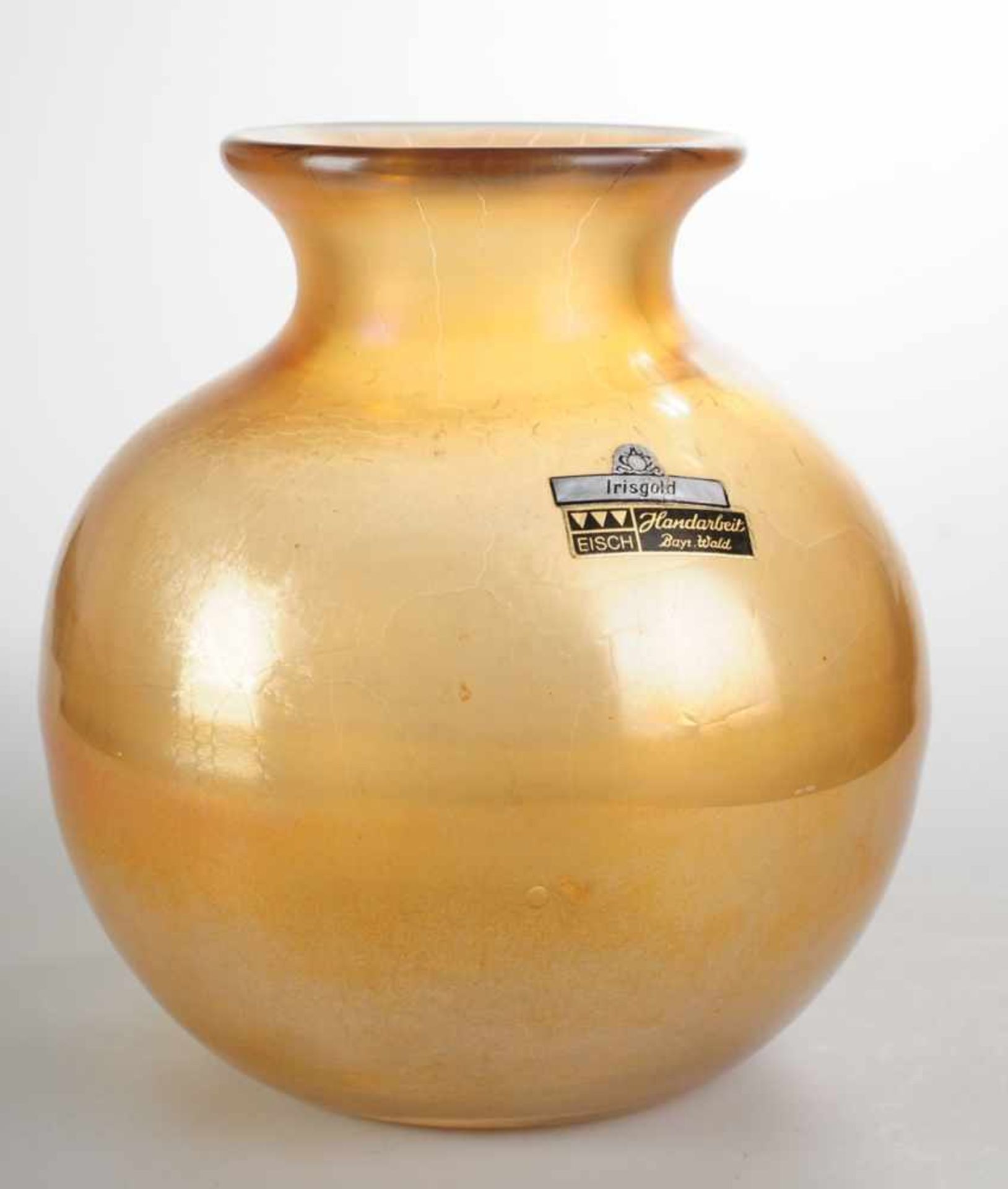 Vase "Irisgold"Farbloses Glas, goldgelb irisiert. Formgeblasen, ausgekugelter Abriss.