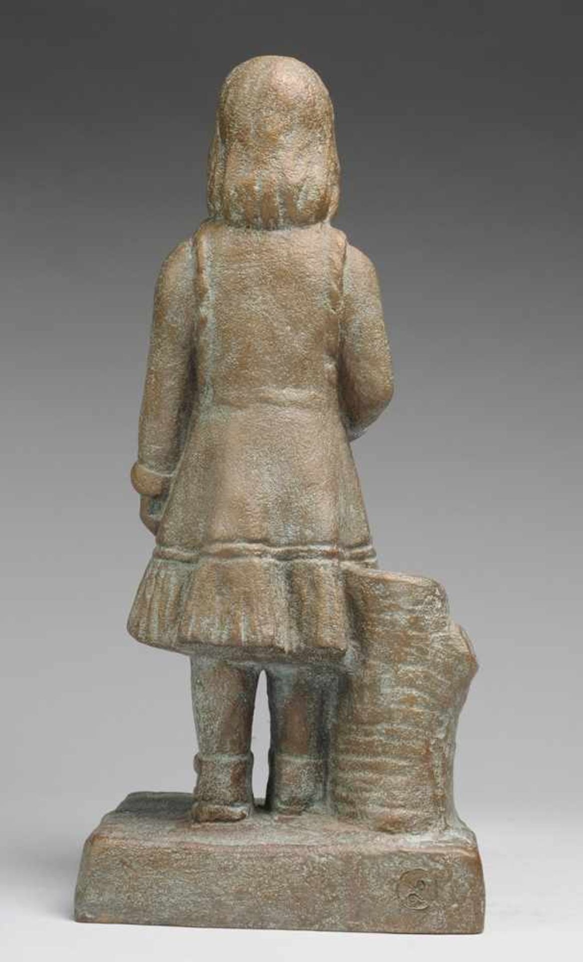 MädchenstatueBronze. Auf rechteckiger Plinthe neben Baumstumpf Figur eines kleinen Mädchens mit - Bild 2 aus 2