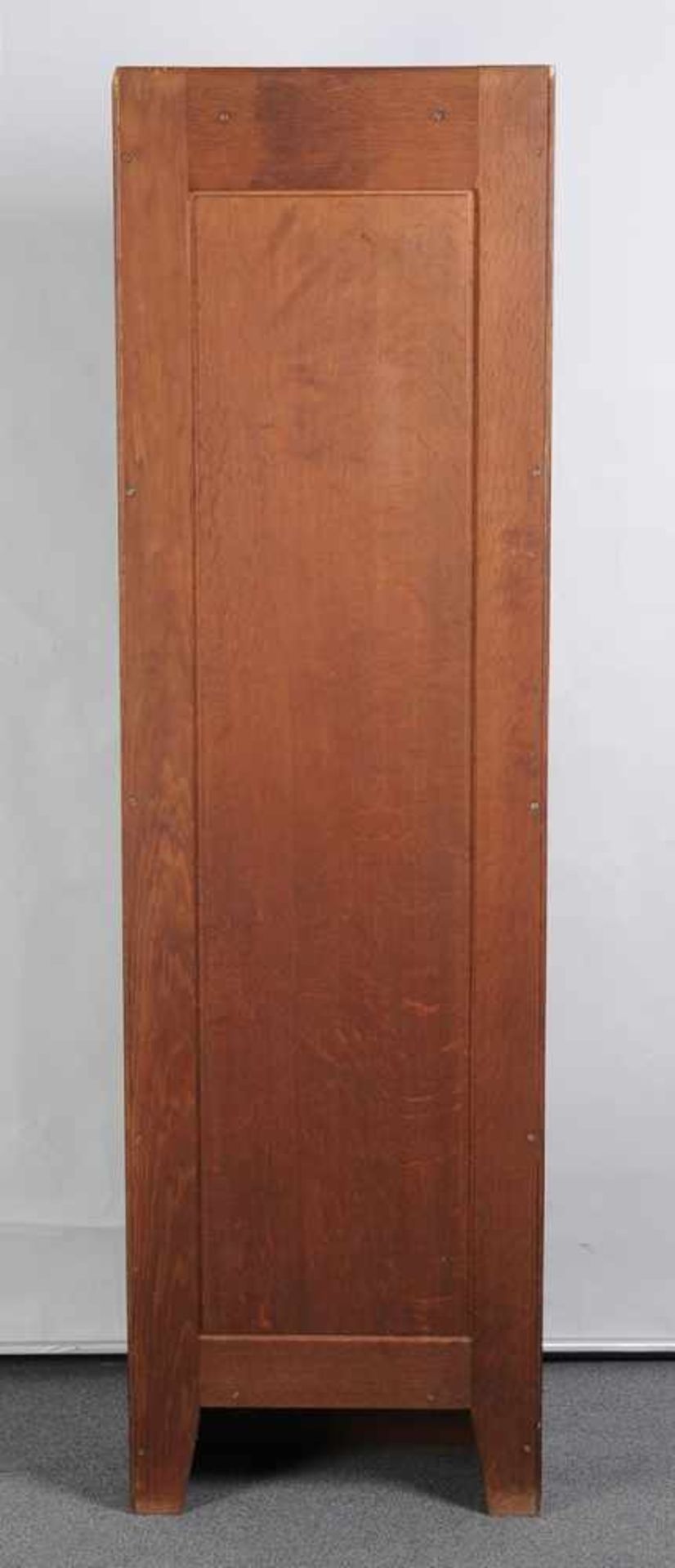 Bücherschrank, Entwurf Richard RiemerschmidEiche, geräuchert. 1-türiger Korpus mit Bleiverglasung, - Image 4 of 6