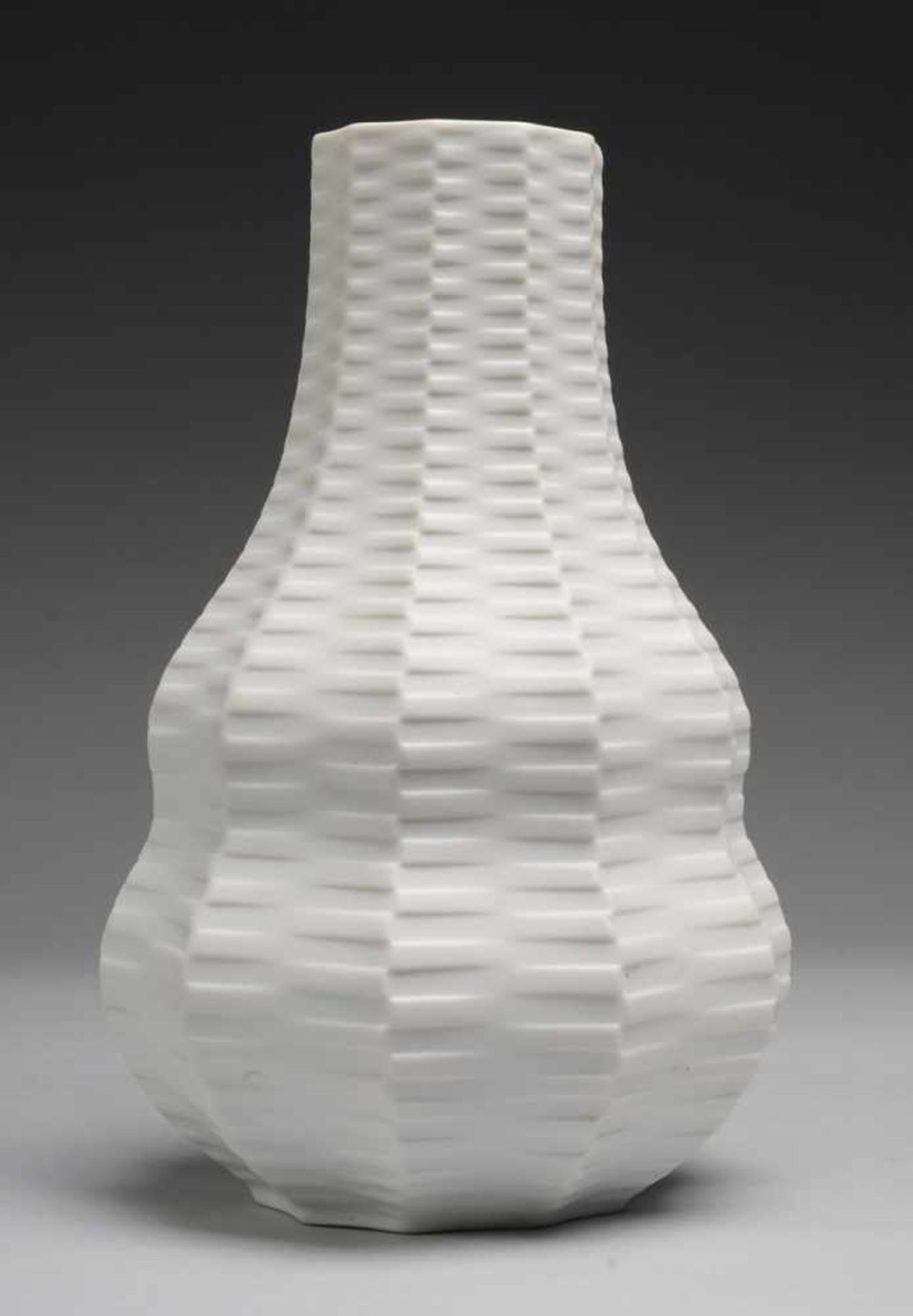 Vase "Archais"Porzellan. Polygonale, facettierte Form mit geometrischem flechtbandartigem