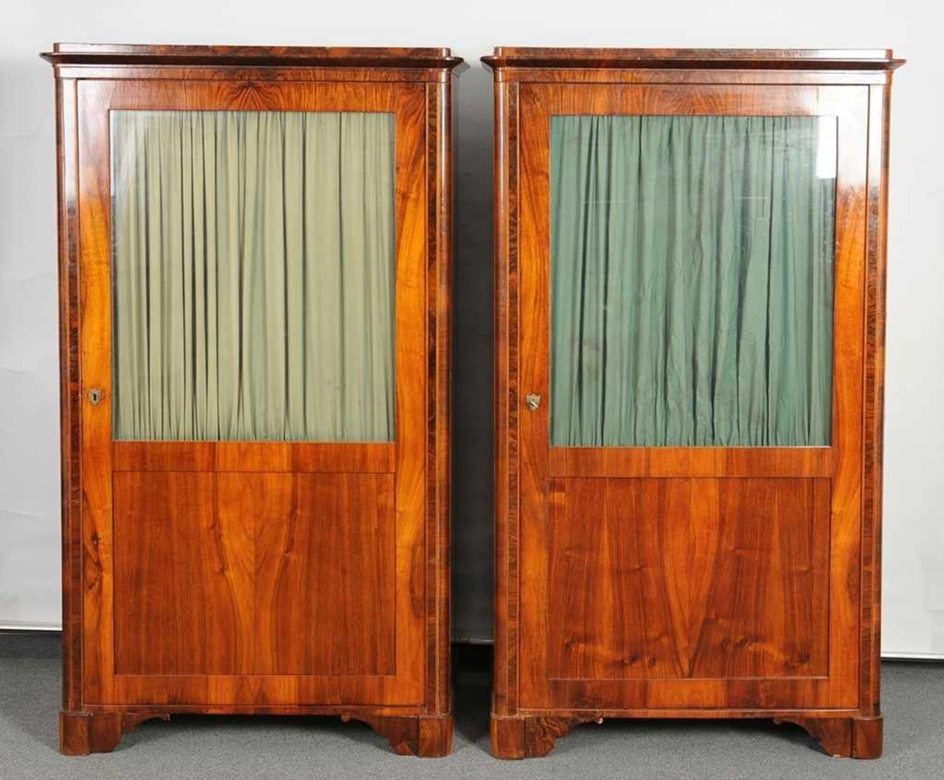 Paar Biedermeier-Kleider-/VitrinenschränkeNussbaum, furniert. 1-türiger Korpus mit fronts.