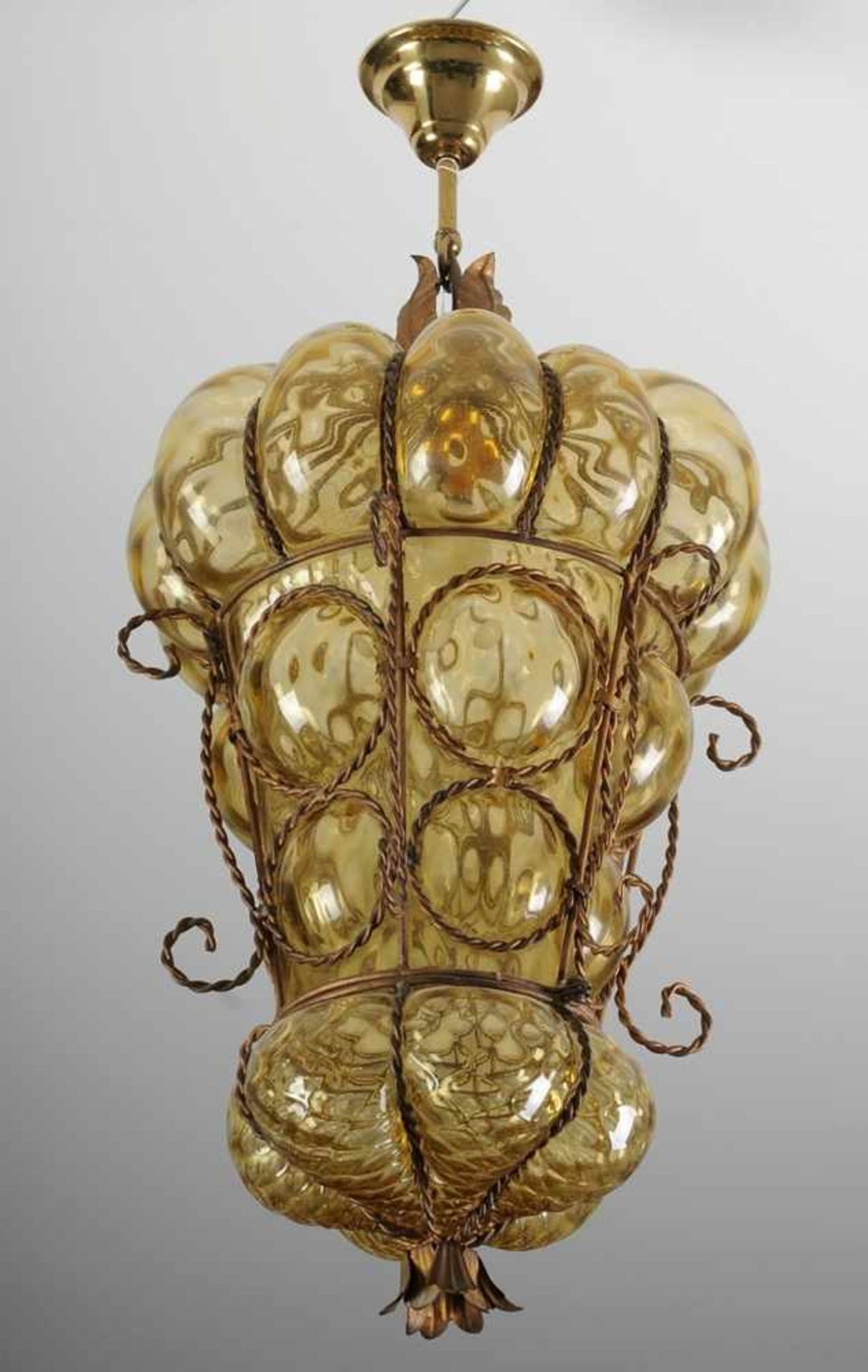 Muranoglas-Laterne1-flg. Mit Blattkränzen besetzte Käfighalterung aus verdrilltem Bronzedraht.