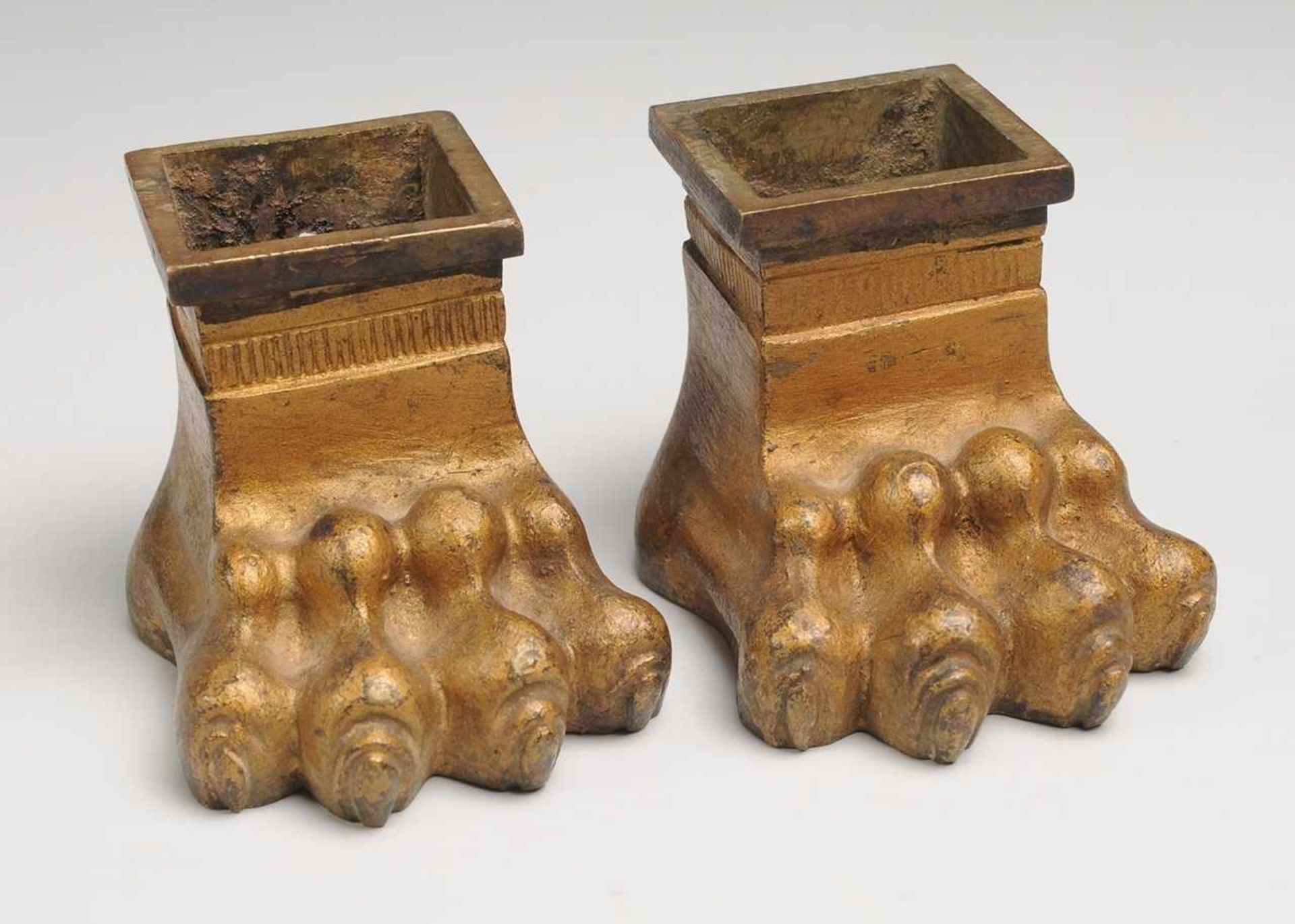 Paar Bronzefüße im Empire-StilBronze, goldfarben gefasst. In Form v. Löwentatzen. Rechteckige