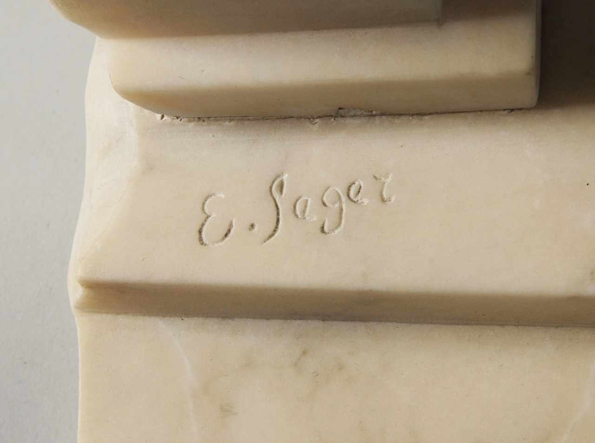 Seger, Ernst(1868 Neurode/ Schlesien - 1939 Berlin) Alabaster. Über treppenartigem Sockel auf - Bild 3 aus 3