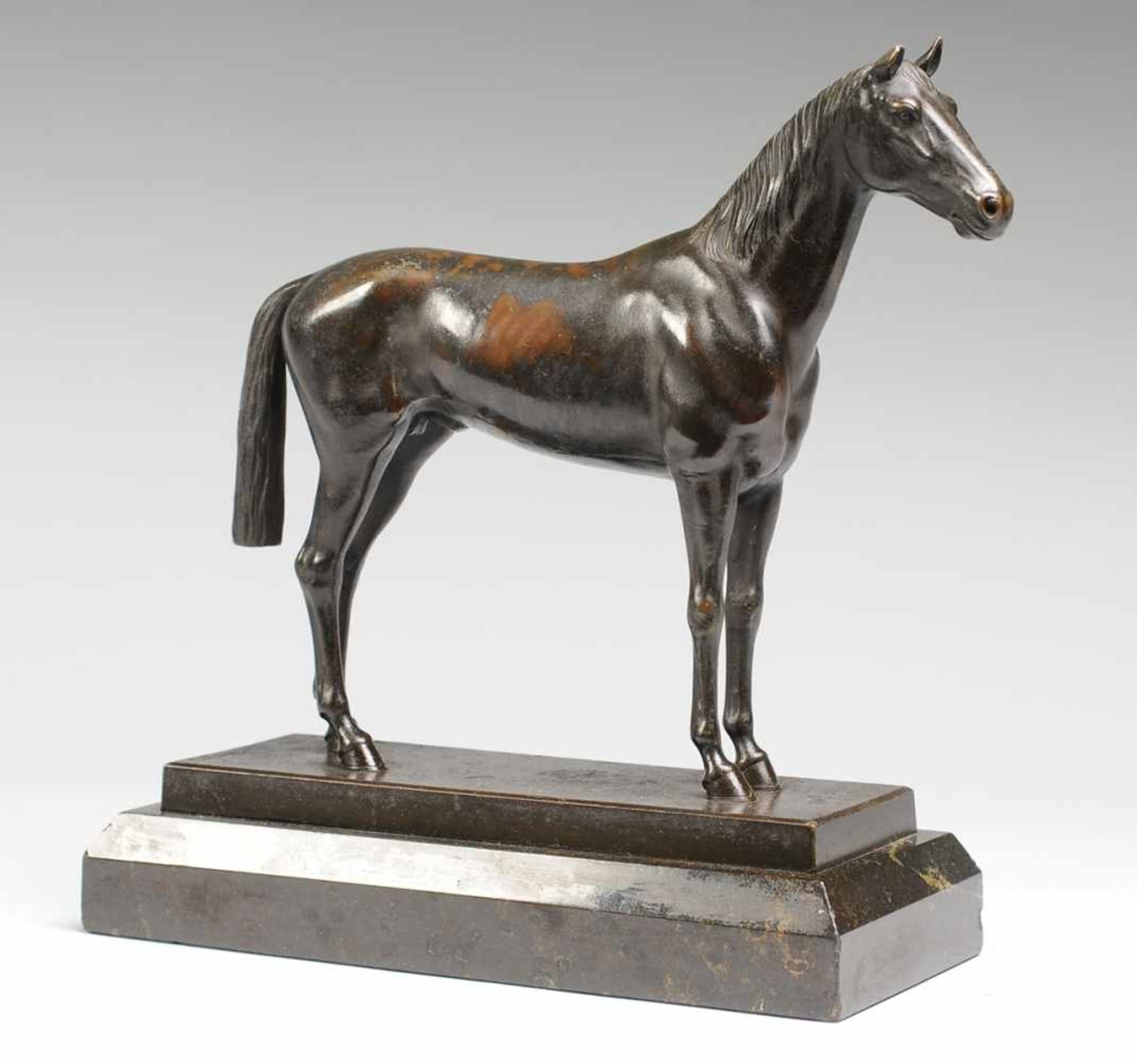 Henjes, H.(Deutscher Bildhauer, um 1900) Bronze, patiniert. Über rechteckigem Marmorsockel u.