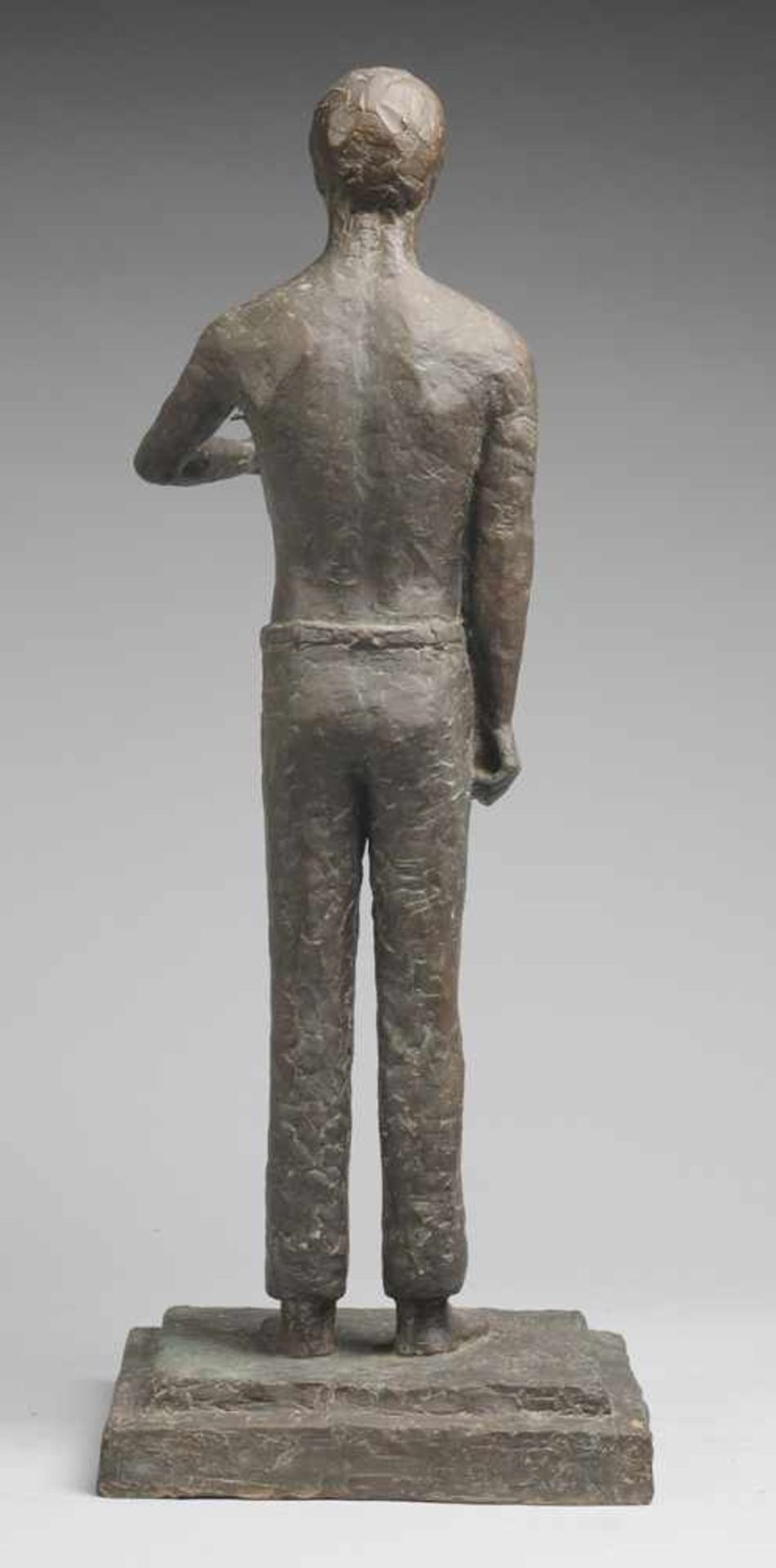 Lange, M.(Deutscher Bildhauer, 2. H. 20. Jh.) Bronze, patiniert. Auf gestuftem rechteckigen Sockel - Bild 2 aus 2
