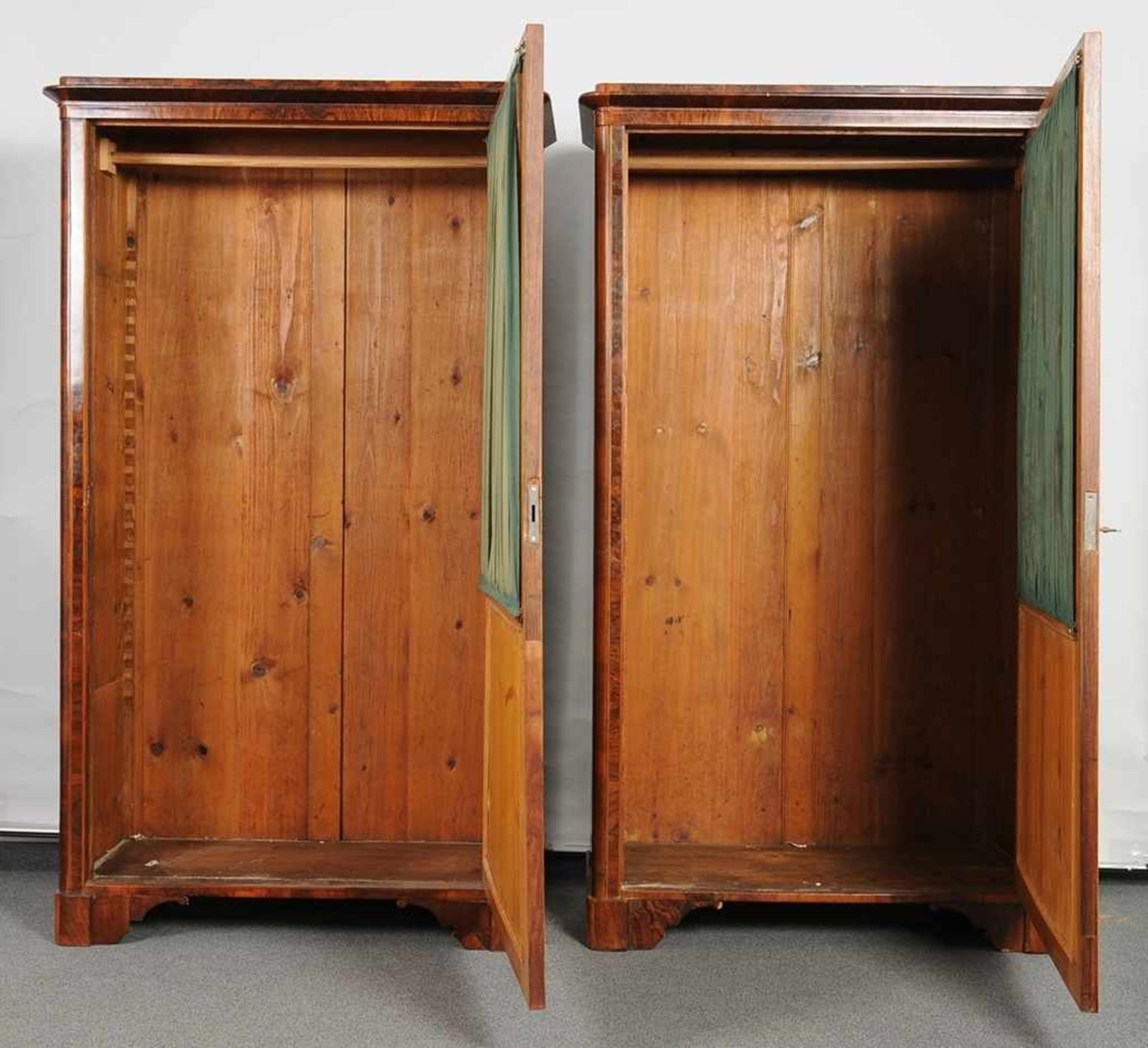 Paar Biedermeier-Kleider-/VitrinenschränkeNussbaum, furniert. 1-türiger Korpus mit fronts. - Image 2 of 2